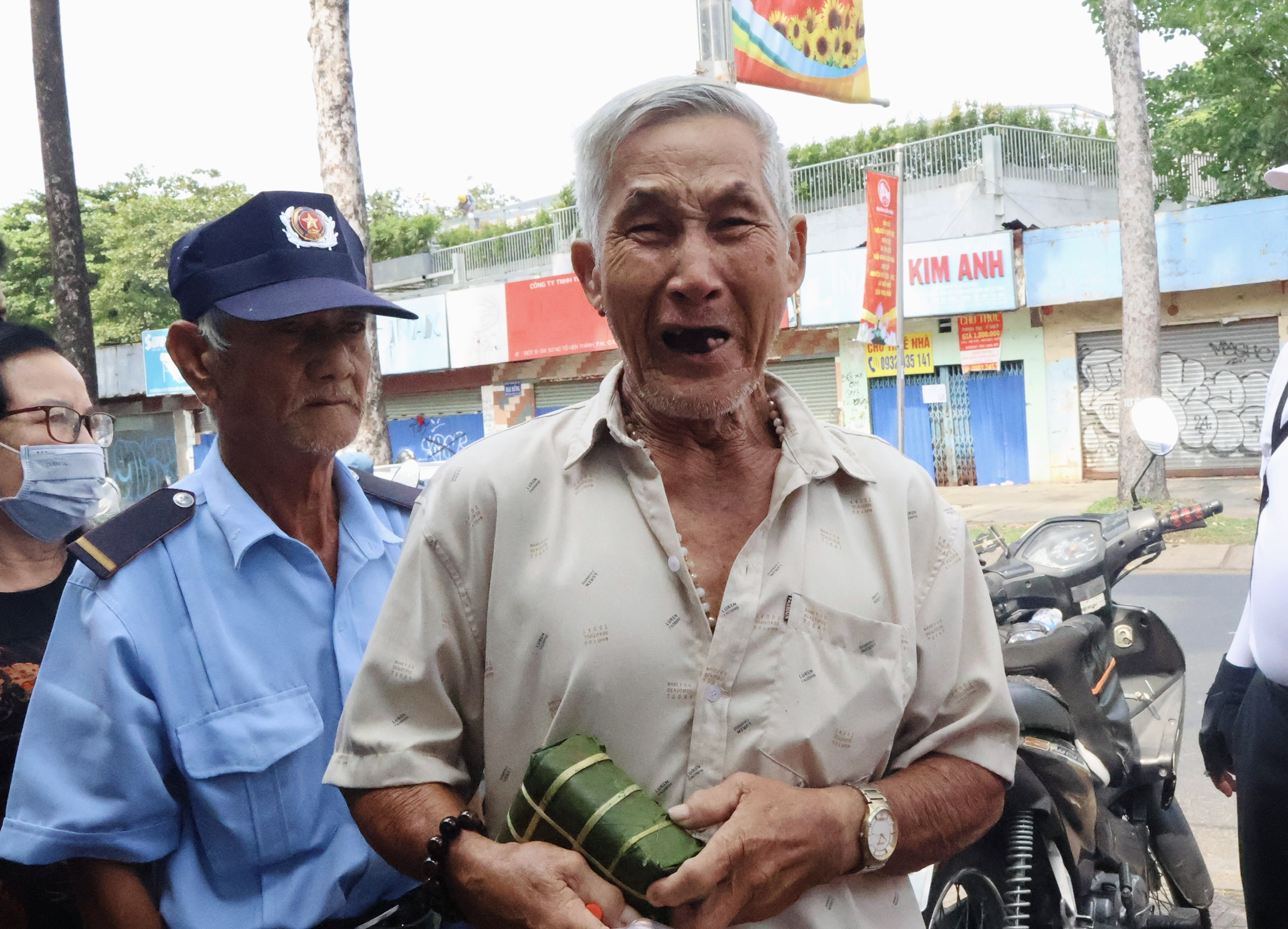 Thức trắng 4 đêm, gói hơn 800 bánh chưng 'trao tết' cho bà con khó khăn - Ảnh 10.