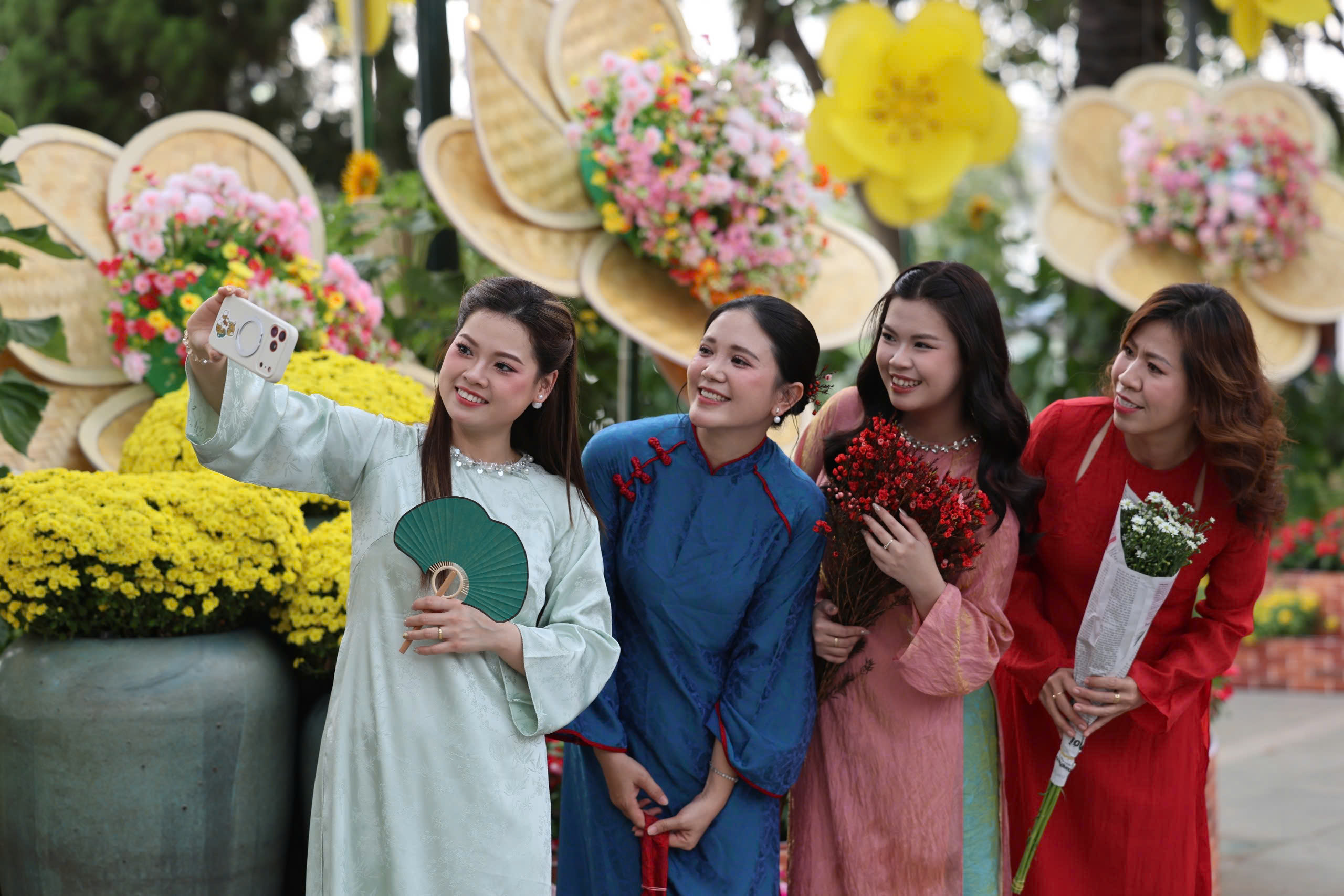 Tr&aacute;i điều B&igrave;nh Phước s&aacute;nh vai c&ugrave;ng bưởi T&acirc;n Triều tại đường hoa ven s&ocirc;ng Đồng Nai - Ảnh 2.