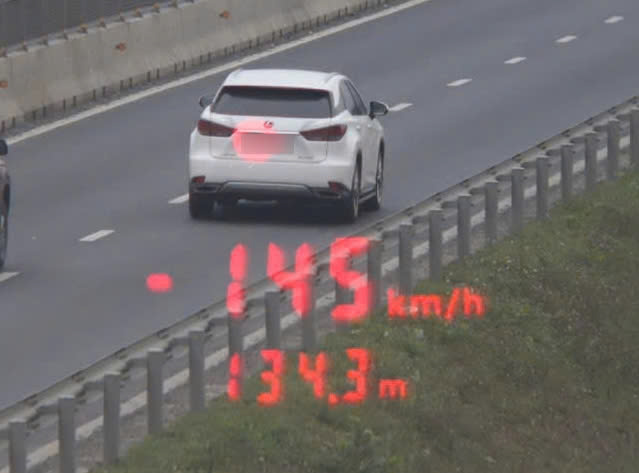 Phát hiện ô tô chạy 145 km/giờ trên cao tốc Vạn Ninh - Cam Lộ- Ảnh 1.
