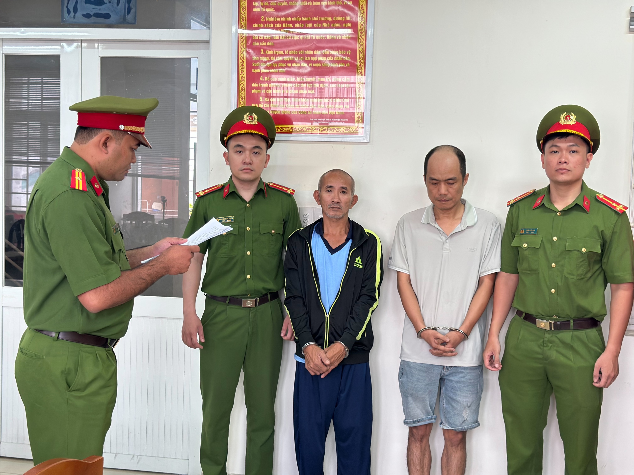 Công an TP.HCM khởi tố 2 người đánh nhau sau va chạm ở phường Tân Hưng- Ảnh 1.