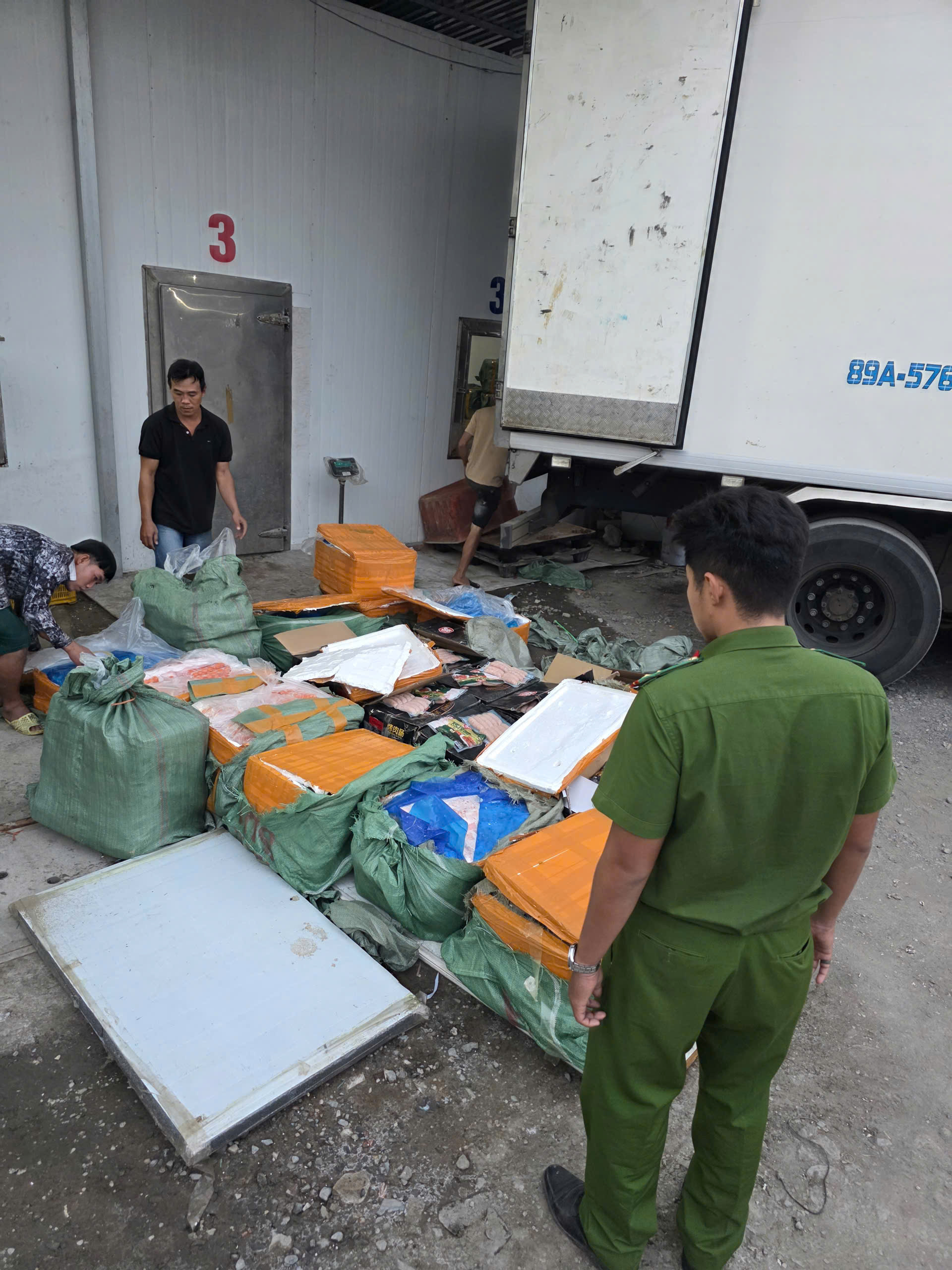 Tiêu hủy hơn 28 tấn thực phẩm bẩn không rõ nguồn gốc- Ảnh 2.