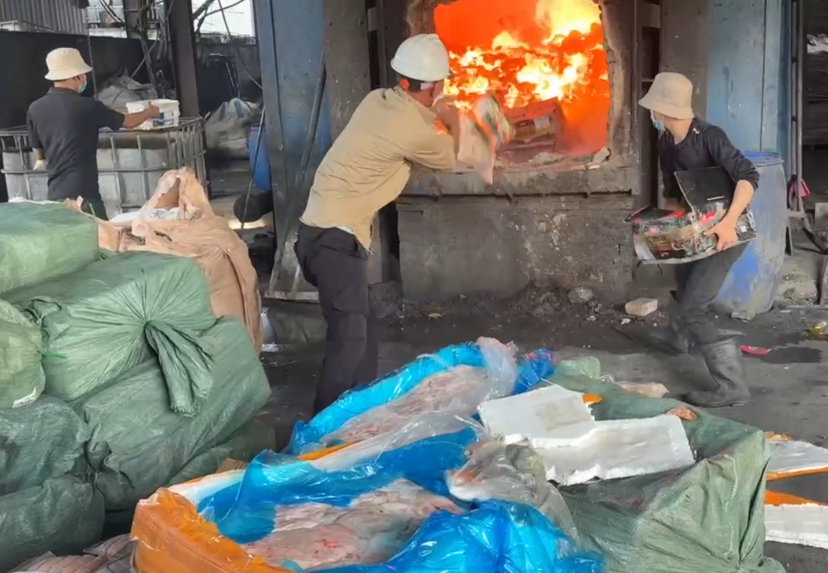 Tiêu hủy hơn 28 tấn thực phẩm bẩn không rõ nguồn gốc- Ảnh 6.