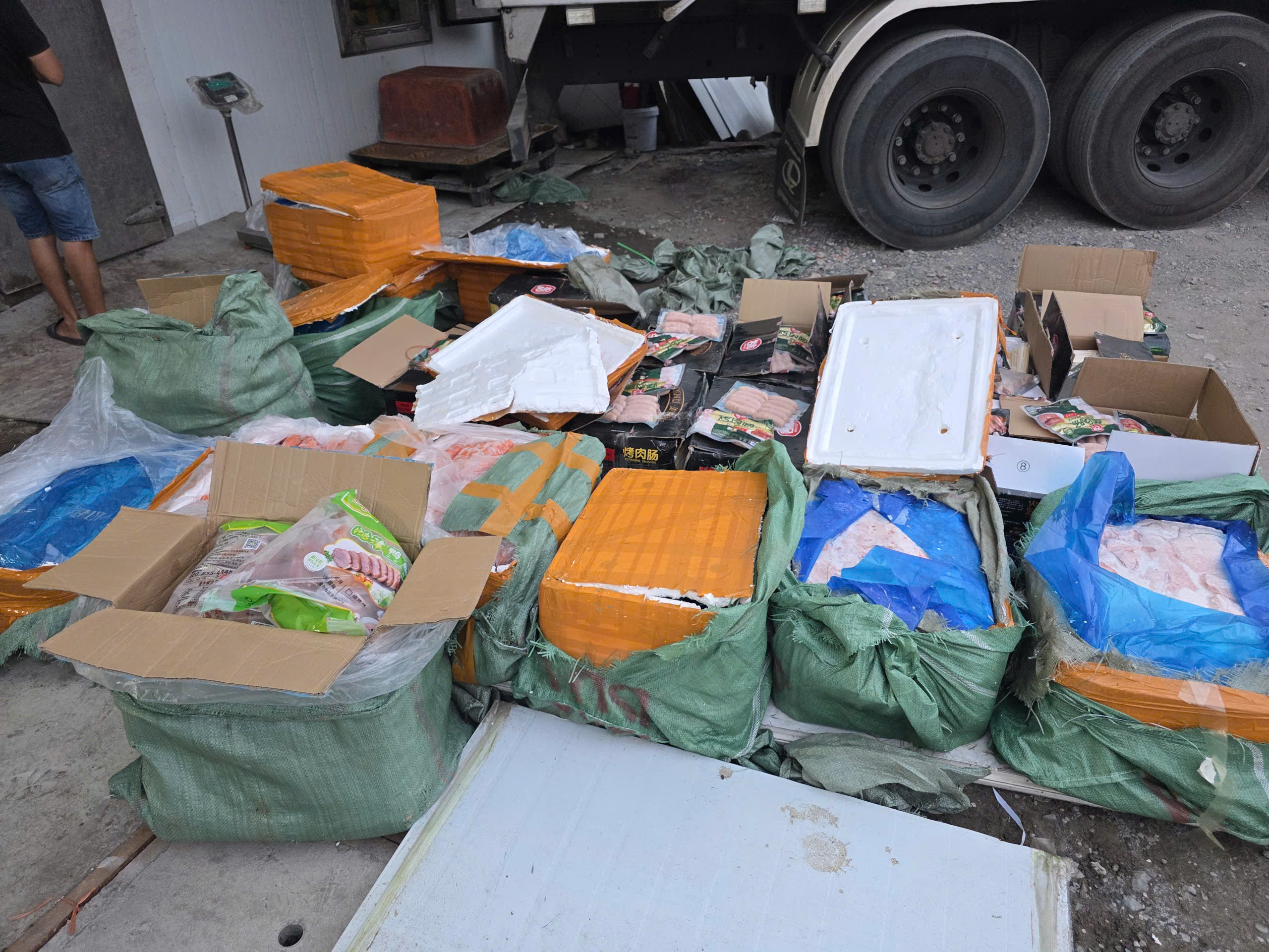 Tiêu hủy hơn 28 tấn thực phẩm bẩn không rõ nguồn gốc- Ảnh 3.