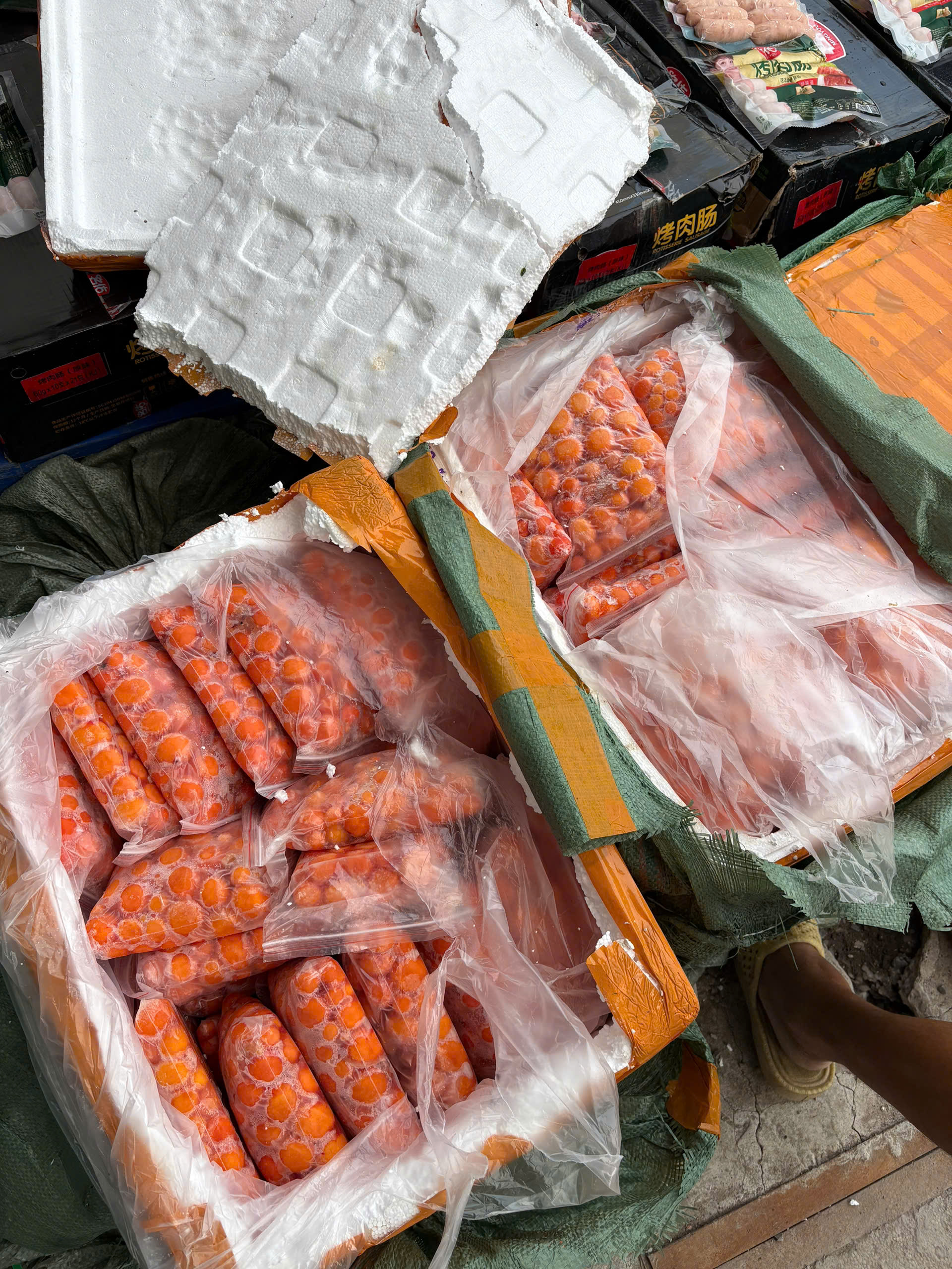 Tiêu hủy hơn 28 tấn thực phẩm bẩn không rõ nguồn gốc- Ảnh 5.