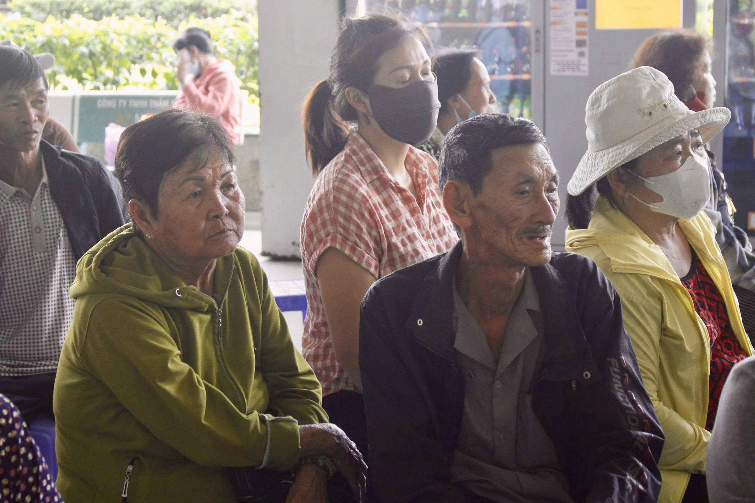 H&agrave;ng trăm bệnh nh&acirc;n ung thư về qu&ecirc; đ&oacute;n tết: 'Cầm v&eacute; m&agrave; nước mắt tr&agrave;o ra'- Ảnh 3.