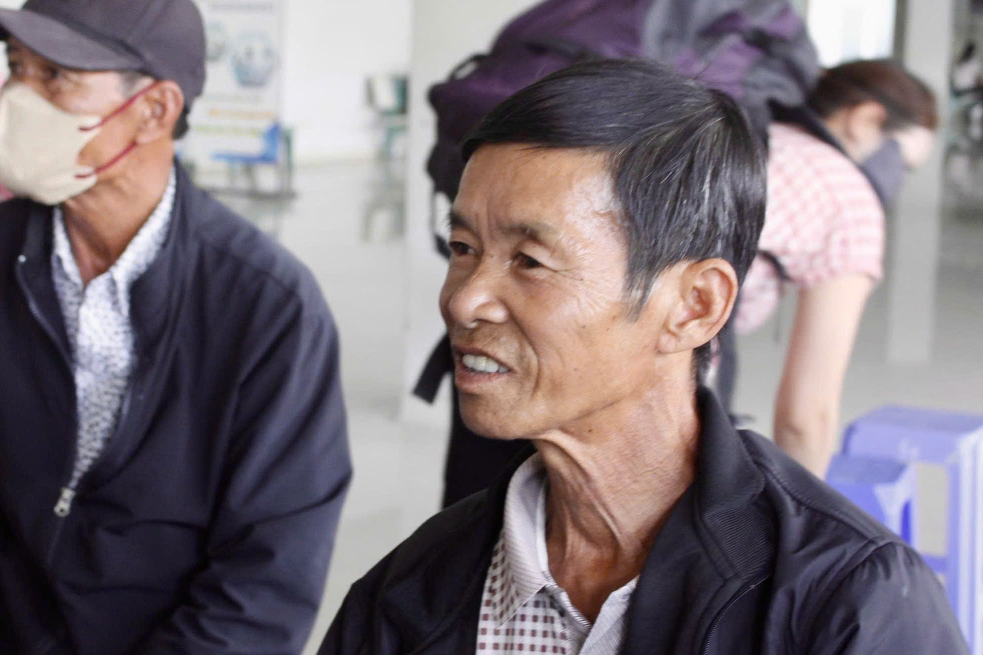 H&agrave;ng trăm bệnh nh&acirc;n ung thư về qu&ecirc; đ&oacute;n tết: 'Cầm v&eacute; m&agrave; nước mắt tr&agrave;o ra'- Ảnh 4.