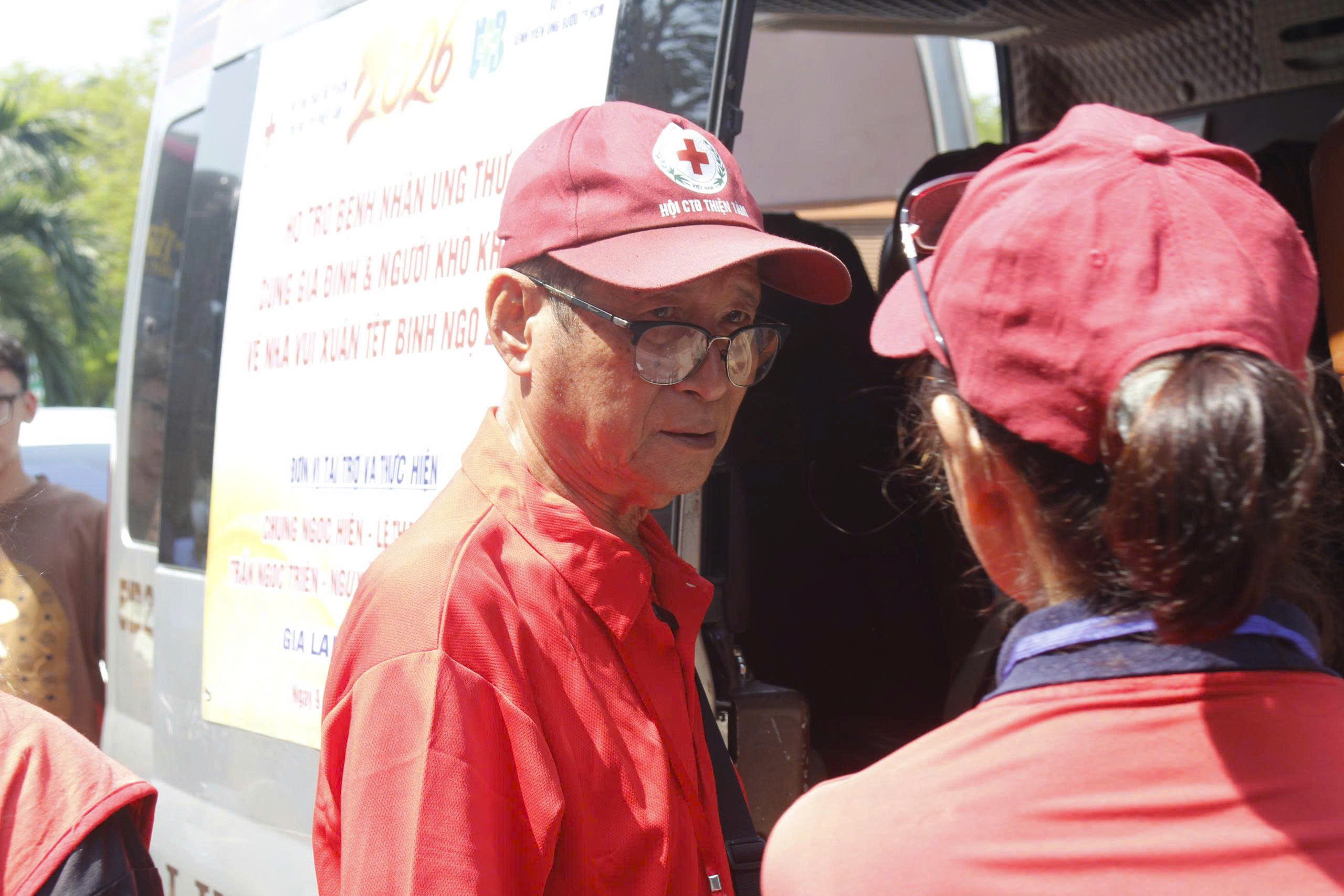 H&agrave;ng trăm bệnh nh&acirc;n ung thư về qu&ecirc; đ&oacute;n tết: 'Cầm v&eacute; m&agrave; nước mắt tr&agrave;o ra'- Ảnh 5.