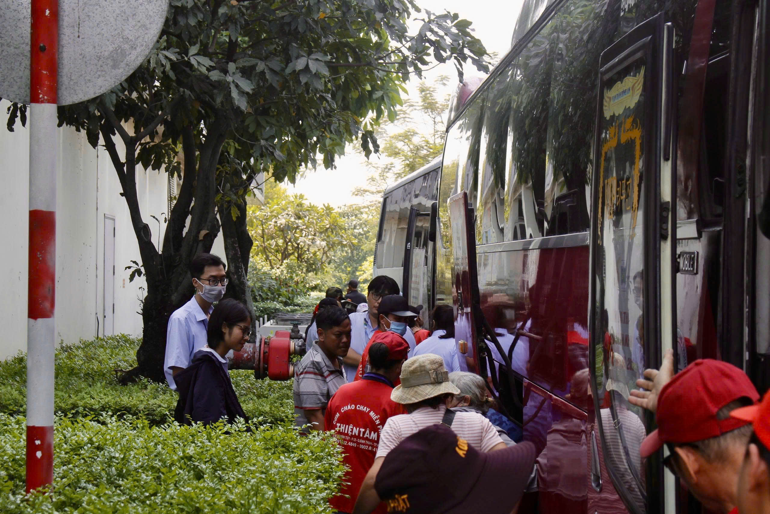 H&agrave;ng trăm bệnh nh&acirc;n ung thư về qu&ecirc; đ&oacute;n tết: 'Cầm v&eacute; m&agrave; nước mắt tr&agrave;o ra'- Ảnh 8.