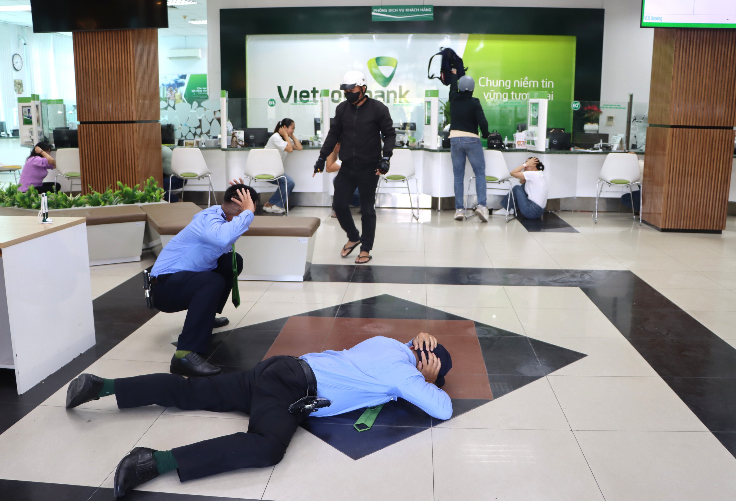 Diễn tập chống cướp ngân hàng tại Cà Mau, tình huống giả định cuối giờ giao dịch - Ảnh 3.