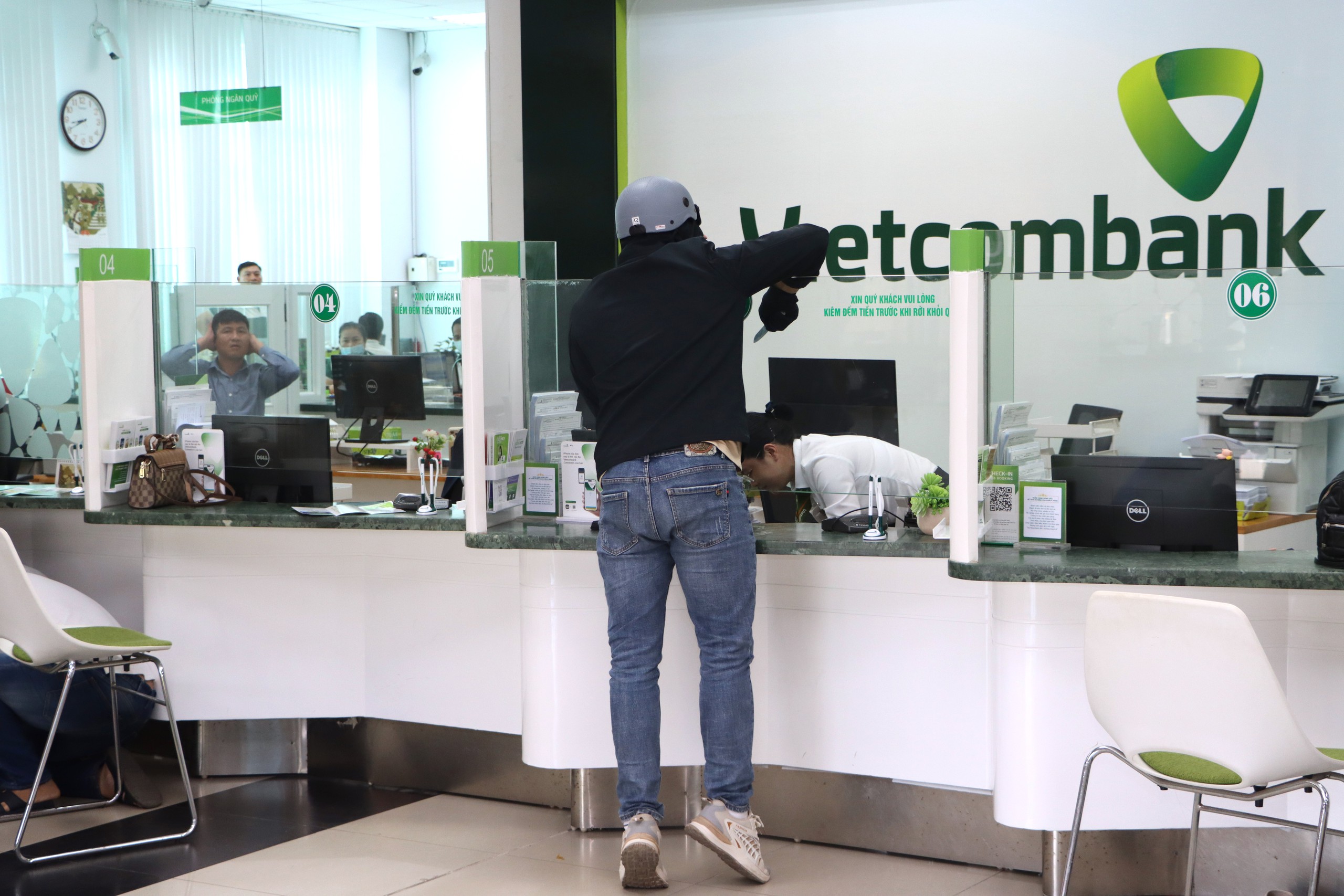 Diễn tập chống cướp ngân hàng tại Cà Mau, tình huống giả định cuối giờ giao dịch - Ảnh 4.