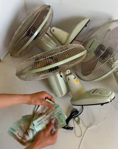 Dọn nh&agrave; đ&oacute;n tết, gia đ&igrave;nh ph&aacute;t hiện gần 40 triệu được nh&eacute;t trong 3 chiếc quạt  - Ảnh 2.