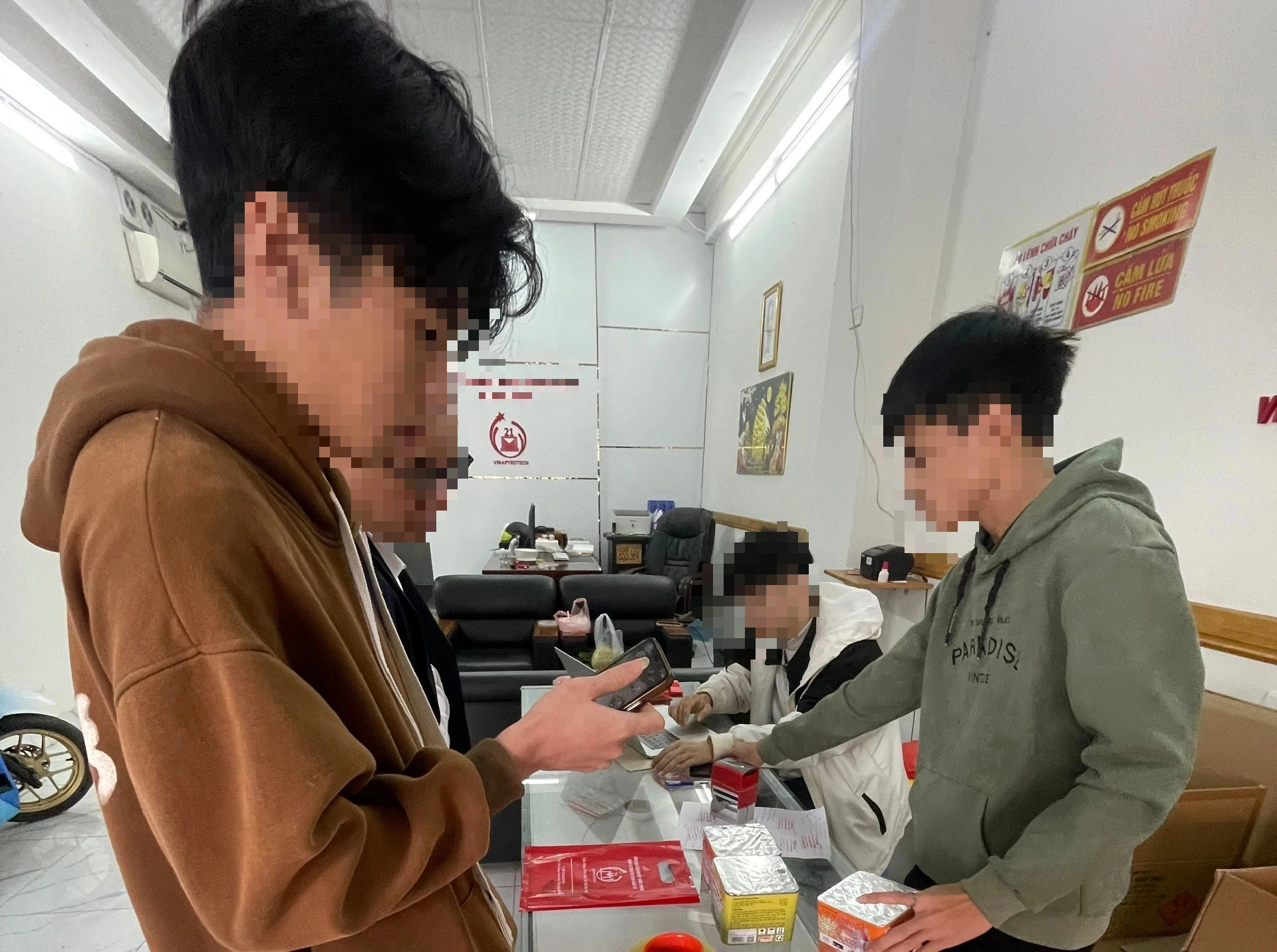 Pháo hoa Bộ Quốc phòng được hét cao gấp 3 lần giá gốc vẫn khó tìm như 'mua vàng’- Ảnh 1. Pháo hoa Bộ Quốc phòng được hét cao gấp 3 lần giá gốc vẫn khó tìm như 'mua vàng’- Ảnh 1.