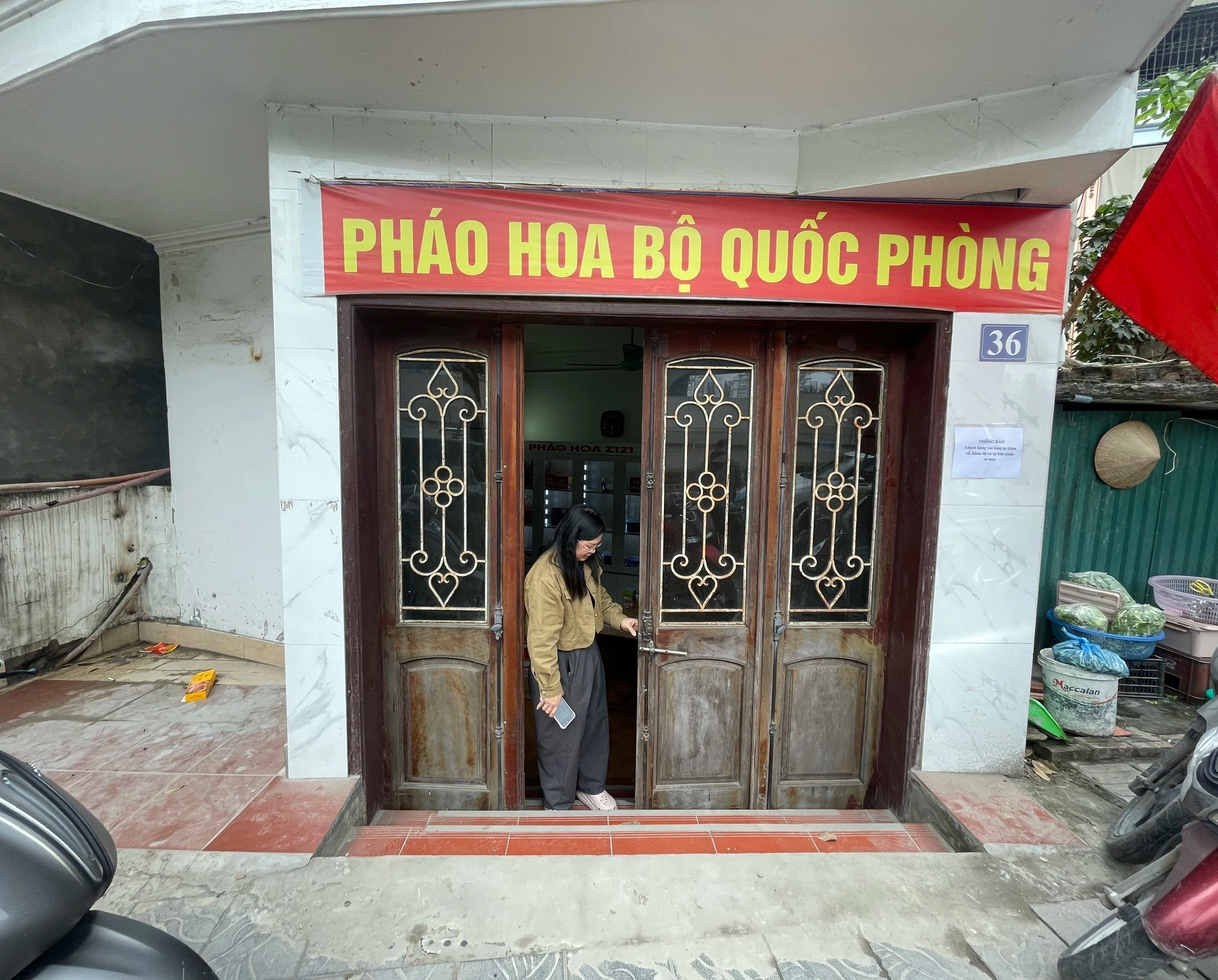 Pháo hoa Bộ Quốc phòng được hét cao gấp 3 lần giá gốc vẫn khó tìm như 'mua vàng’- Ảnh 5. Pháo hoa Bộ Quốc phòng được hét cao gấp 3 lần giá gốc vẫn khó tìm như 'mua vàng’- Ảnh 5.