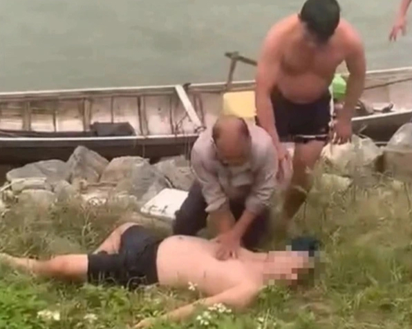 Tr&ecirc;n đường về qu&ecirc; ăn tết, thầy gi&aacute;o bơi ra s&ocirc;ng cứu người đuối nước- Ảnh 2.