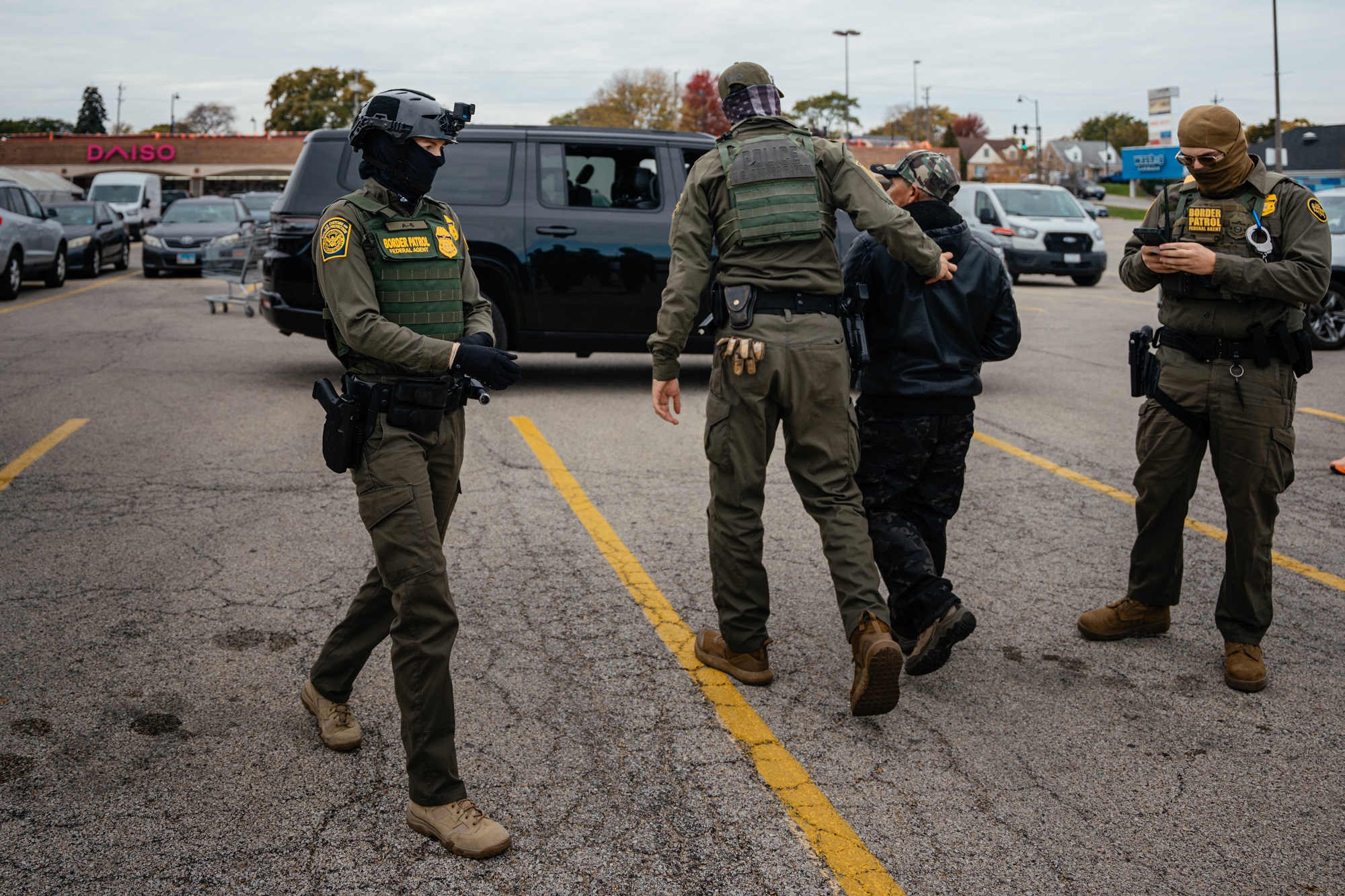 Mỹ sẽ chi hơn 38 tỉ USD để mở rộng cơ sở giam giữ người nhập cư - Ảnh 1.