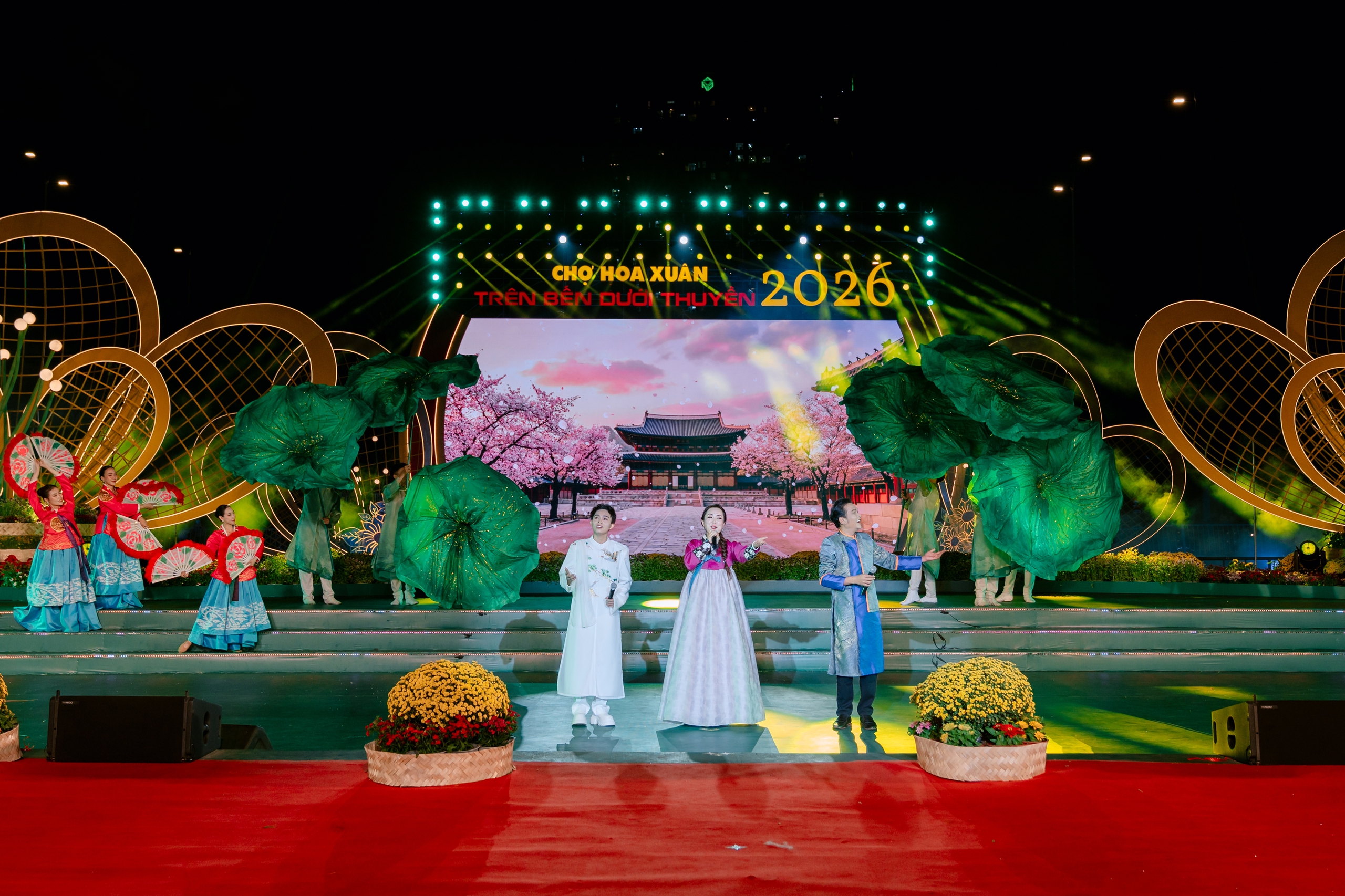 Hồ Văn Cường, nhóm VStar thăng hoa trong show 'Trên bến dưới thuyền' Tết Bính Ngọ - Ảnh 3.