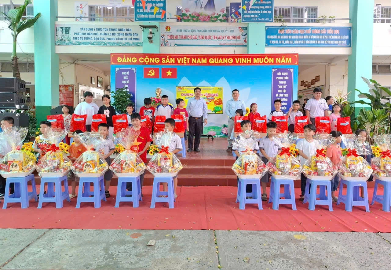 Tết ấm áp ở phương Nam: Món quà nhỏ, nghĩa tình to - Ảnh 3.