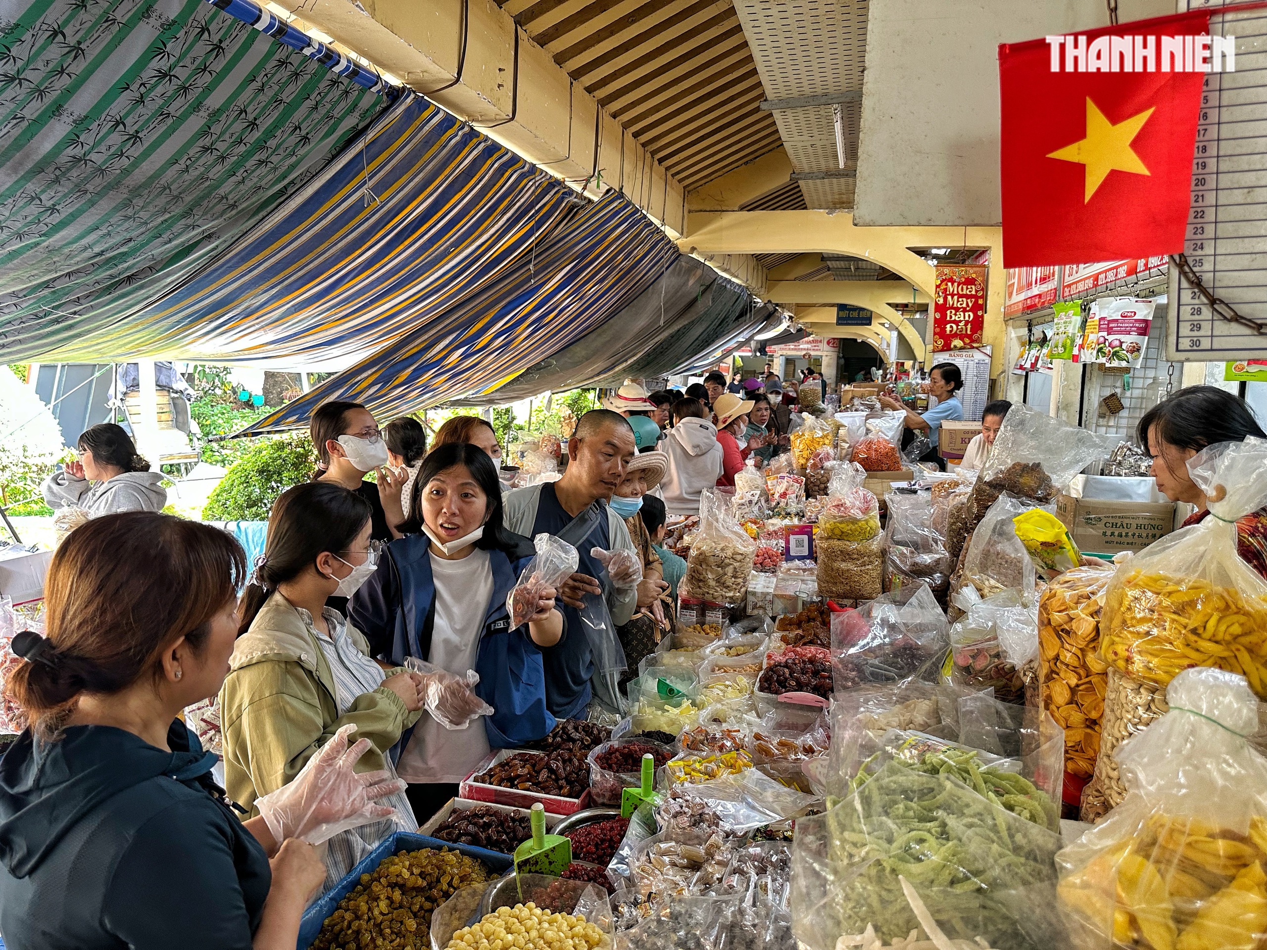 Trưa 27 tết, chuyện lạ chợ Bình Tây: Tiểu thương đóng sạp vì… 'không còn gì bán' - Ảnh 8.