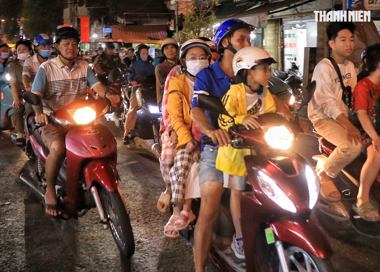 Tối 27 tết: Nhiều tuyến đường TP.HCM ngày thường thông thoáng, nay ùn ùn xe - Ảnh 8.