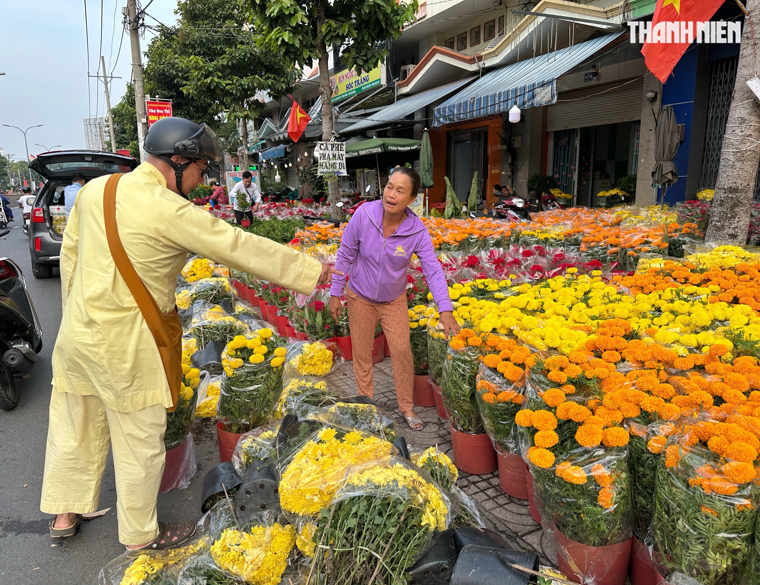 27 tết: Hoa c&uacute;c chất đống nằm la liệt ở TP.HCM, người b&aacute;n n&oacute;i c&acirc;u nghẹn l&ograve;ng  - Ảnh 4.