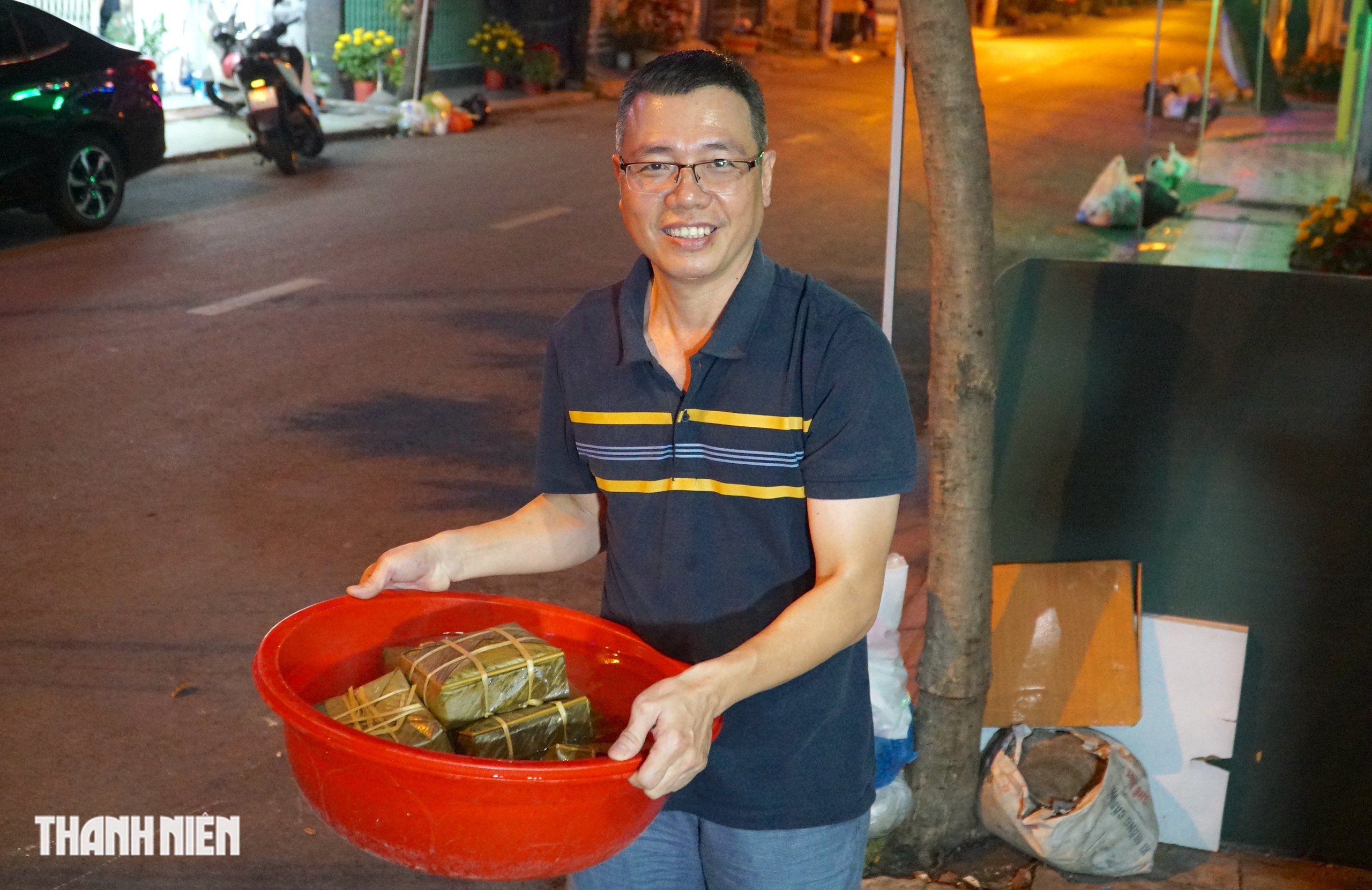 Hẻm S&agrave;i G&ograve;n đỏ lửa xuy&ecirc;n đ&ecirc;m: Người d&acirc;n thức trắng nấu b&aacute;nh t&eacute;t, b&aacute;nh chưng đ&oacute;n tết - Ảnh 8.