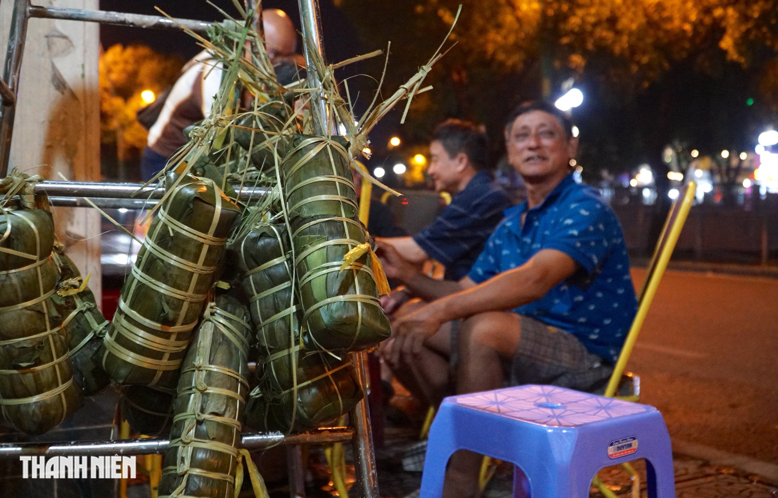 Hẻm S&agrave;i G&ograve;n đỏ lửa xuy&ecirc;n đ&ecirc;m: Người d&acirc;n thức trắng nấu b&aacute;nh t&eacute;t, b&aacute;nh chưng đ&oacute;n tết - Ảnh 2.