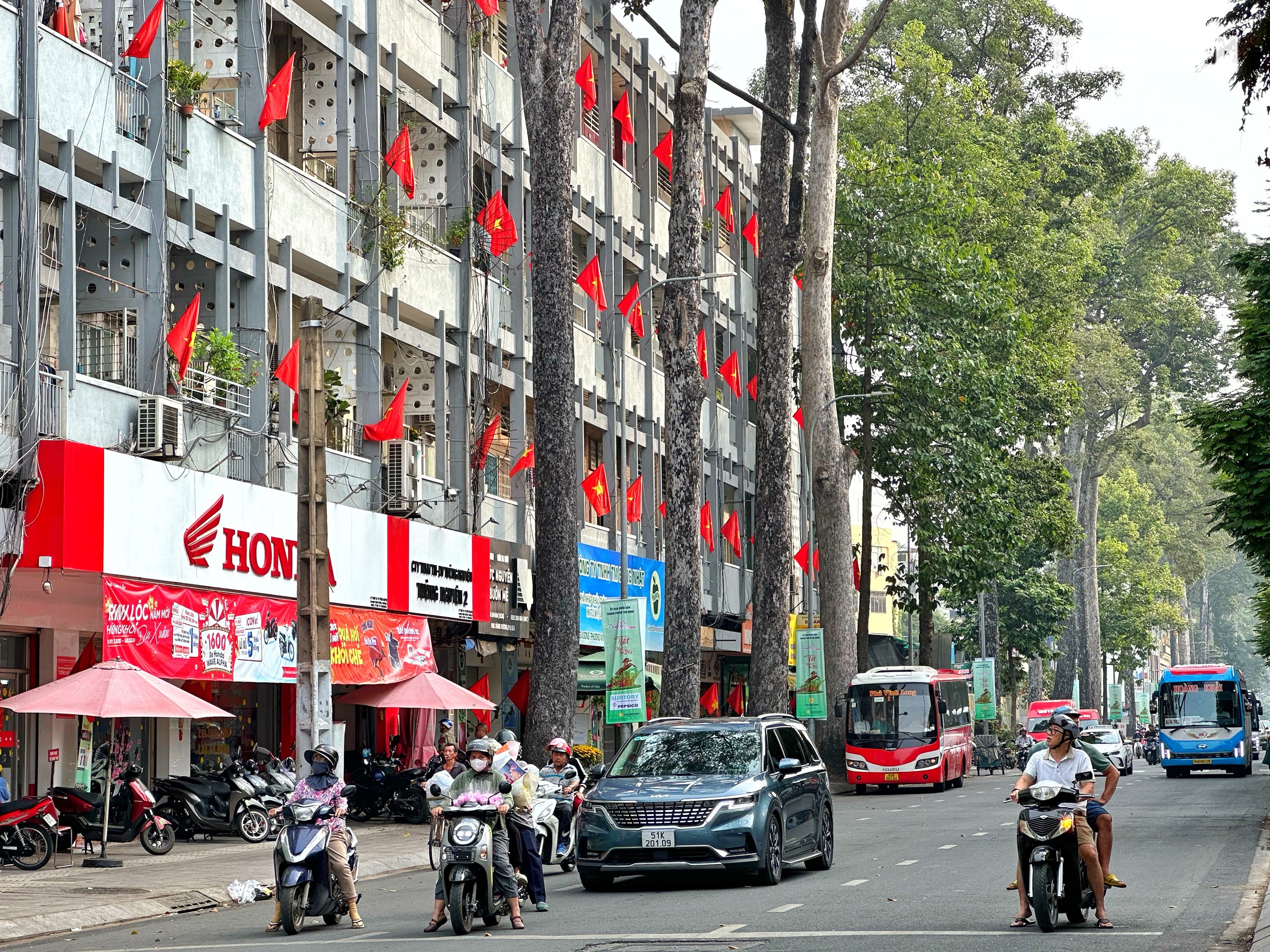 Ngày đầu nghỉ tết Bính Ngọ: Bất ngờ đường phố trung tâm TP.HCM sáng 27 tháng chạp - Ảnh 12.