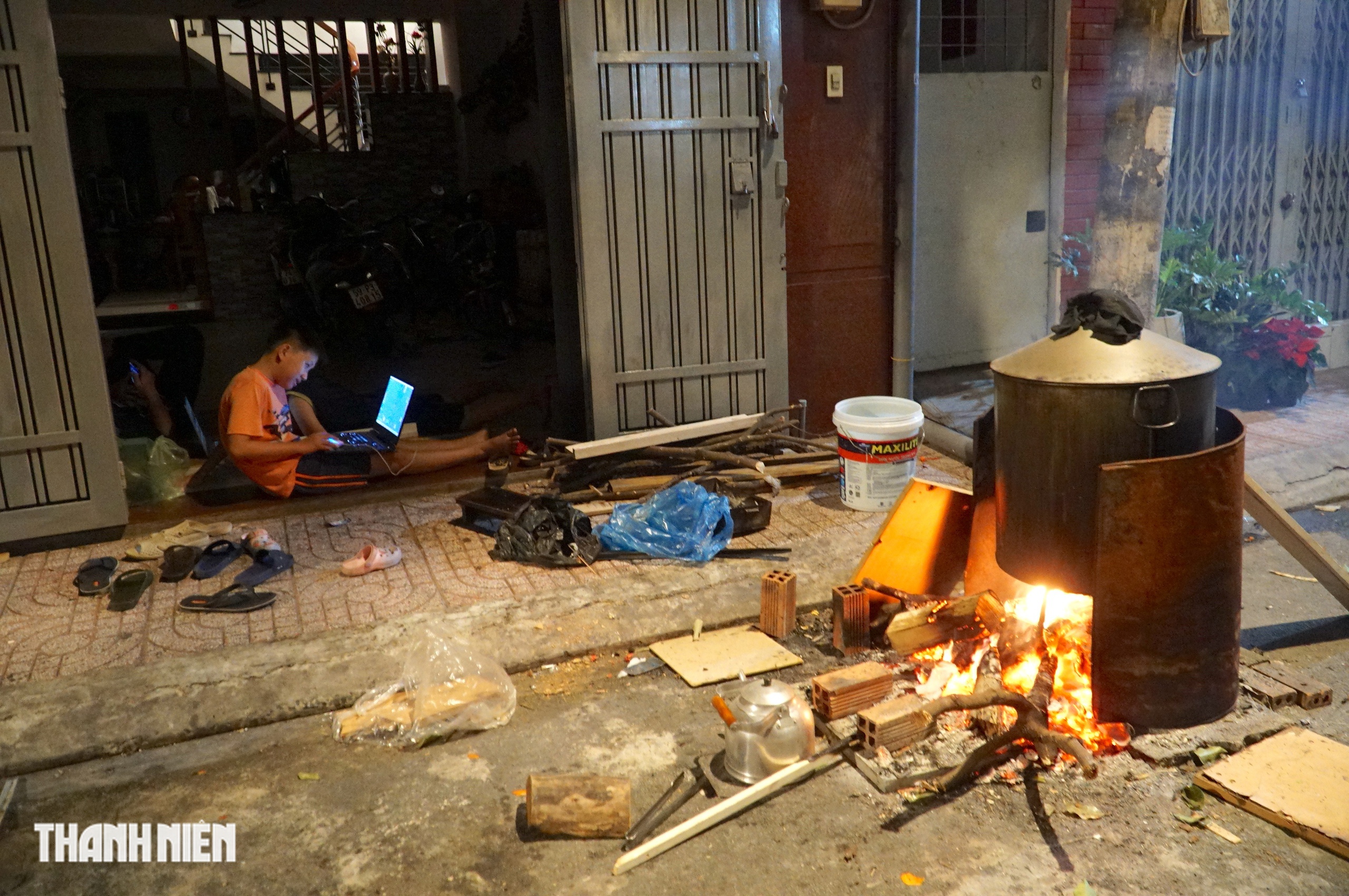 Hẻm S&agrave;i G&ograve;n đỏ lửa xuy&ecirc;n đ&ecirc;m: Người d&acirc;n thức trắng nấu b&aacute;nh t&eacute;t, b&aacute;nh chưng đ&oacute;n tết - Ảnh 9.