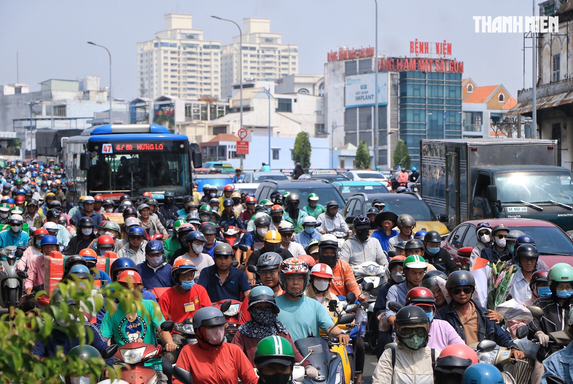 Tối 27 tết: Nhiều tuyến đường TP.HCM ngày thường thông thoáng, nay ùn ùn xe - Ảnh 2.