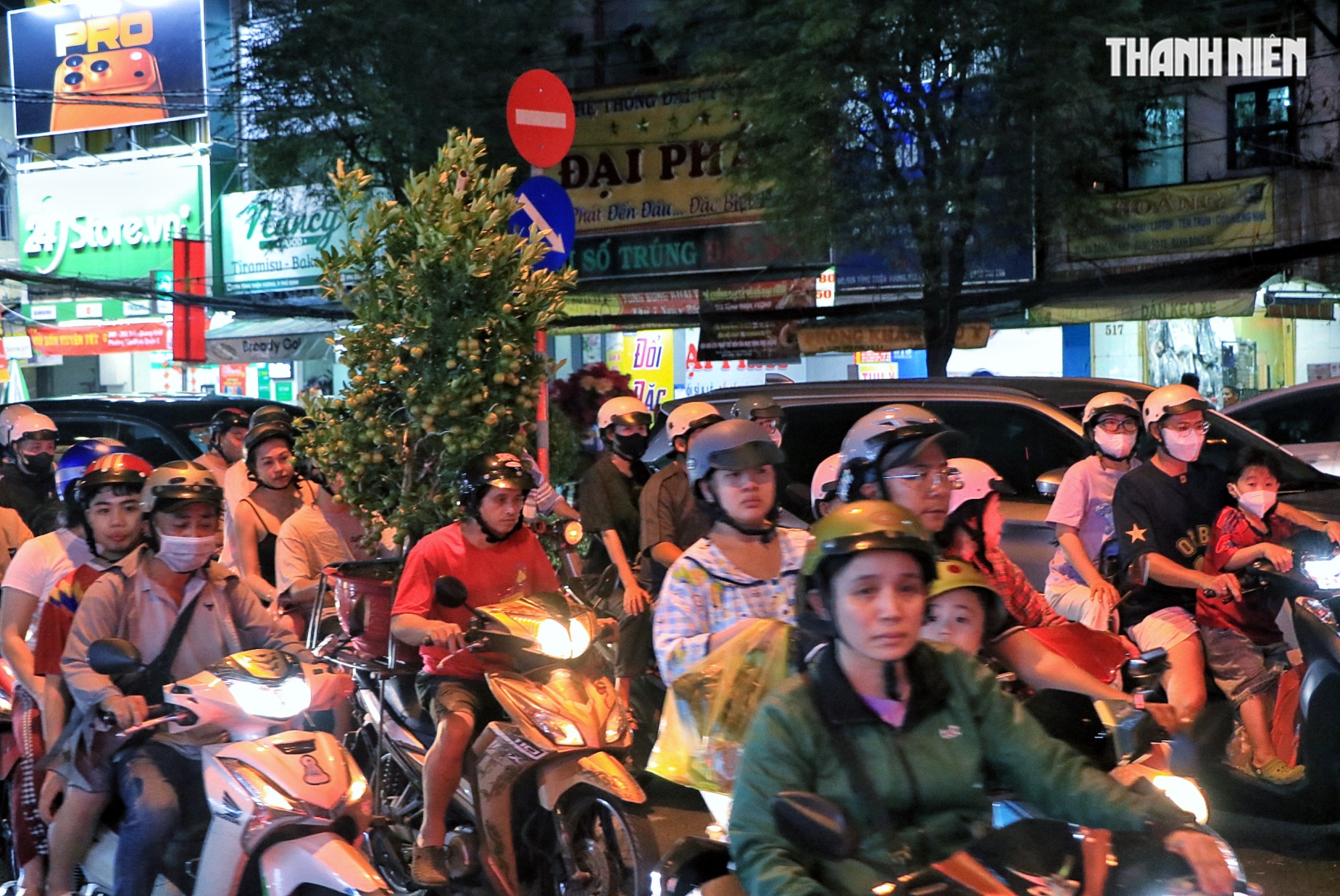 Tối 27 tết: Nhiều tuyến đường TP.HCM ngày thường thông thoáng, nay ùn ùn xe - Ảnh 5.