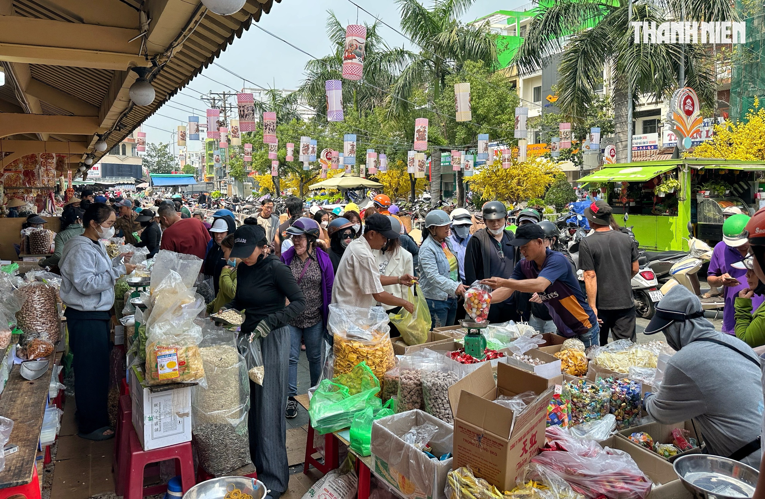 Trưa 27 tết, chuyện lạ chợ Bình Tây: Tiểu thương đóng sạp vì… 'không còn gì bán' - Ảnh 3.