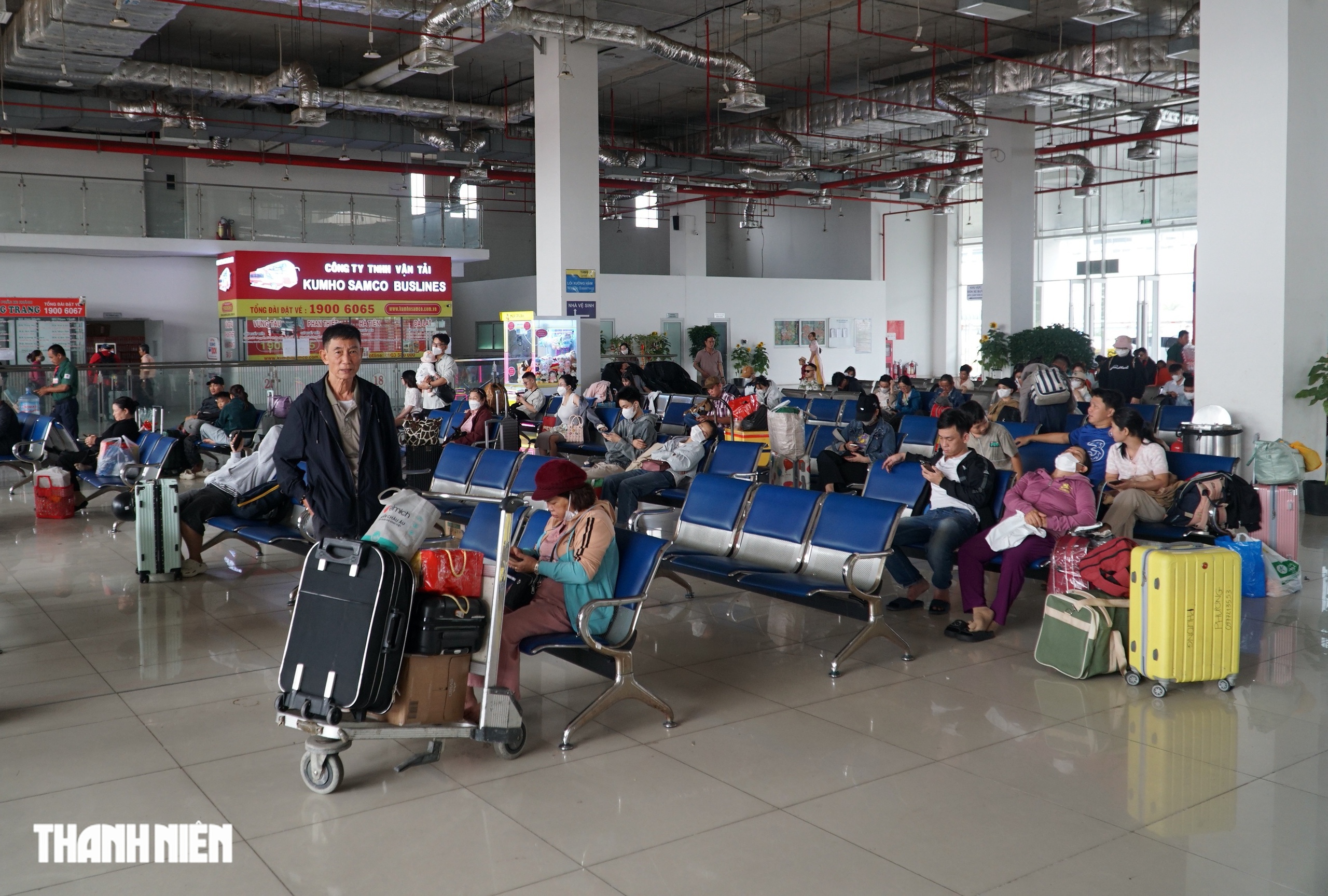 Sáng 27 tết, người dân tiếp tục đổ về bến xe Miền Đông mới để về quê - Ảnh 3.