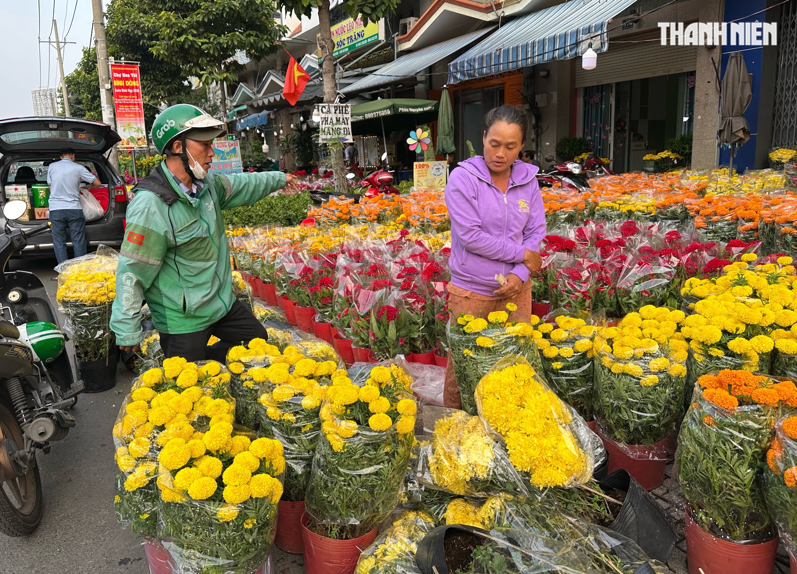 27 tết: Hoa c&uacute;c chất đống nằm la liệt ở TP.HCM, người b&aacute;n n&oacute;i c&acirc;u nghẹn l&ograve;ng  - Ảnh 6.