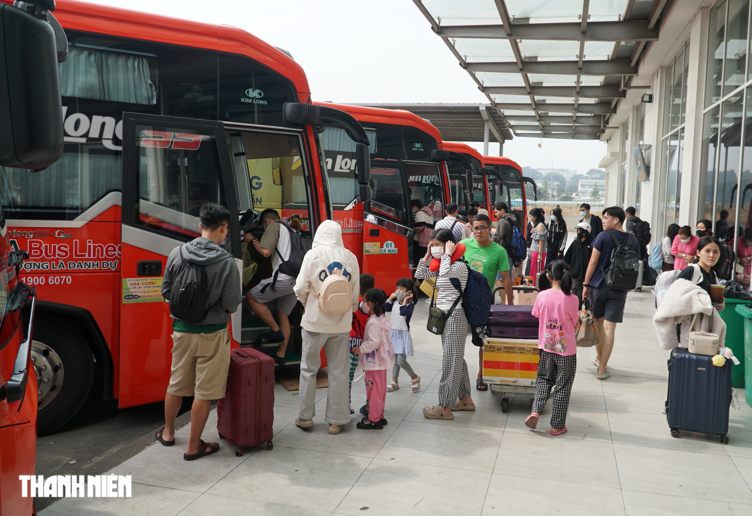 Sáng 27 tết, người dân tiếp tục đổ về bến xe Miền Đông mới để về quê - Ảnh 7.