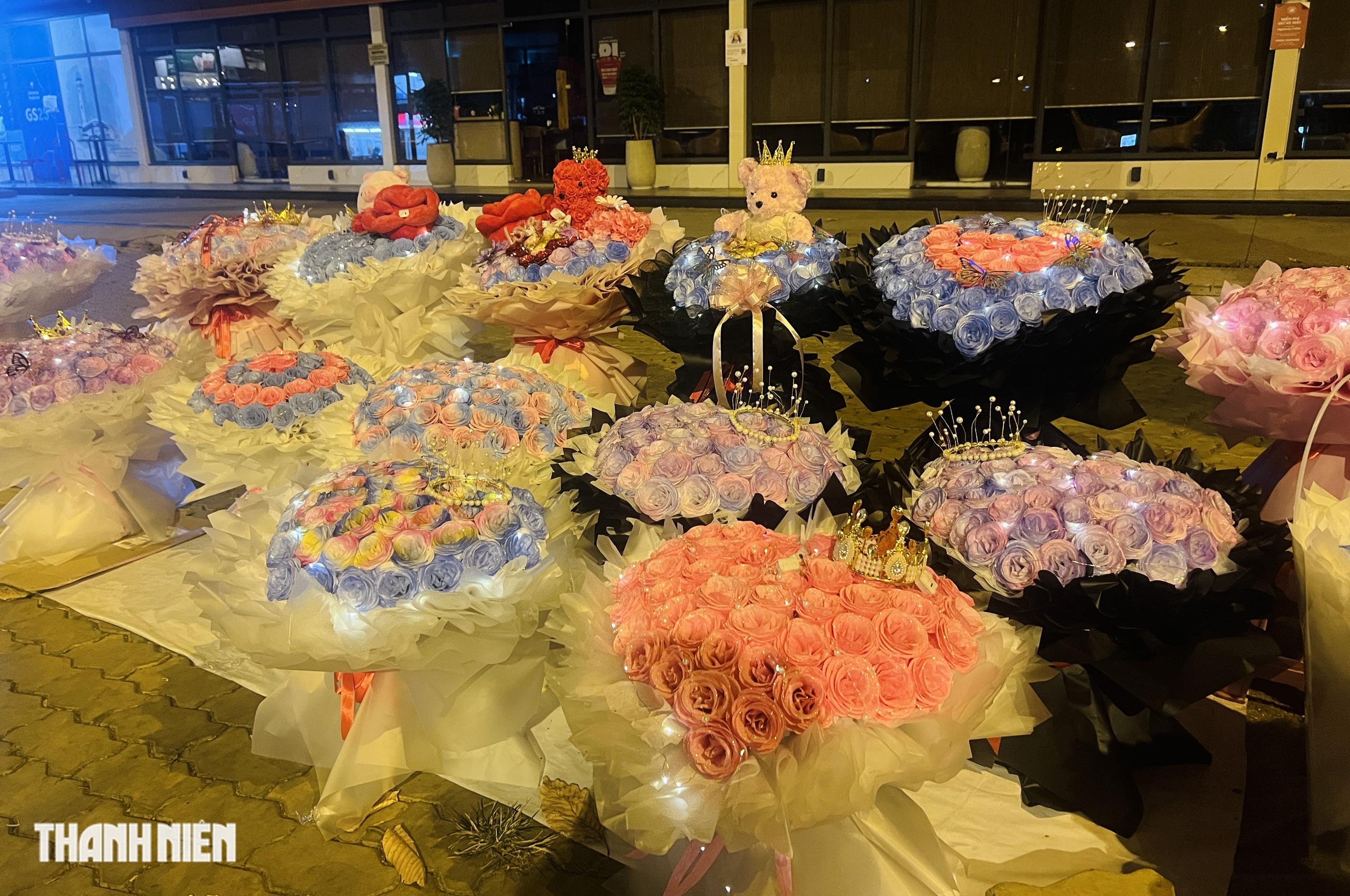 Ngày lễ tình nhân 2026: Bán hoa chờ khách trong dịp tết - Ảnh 2. Ngày lễ tình nhân 2026: Bán hoa chờ khách trong dịp tết - Ảnh 2.