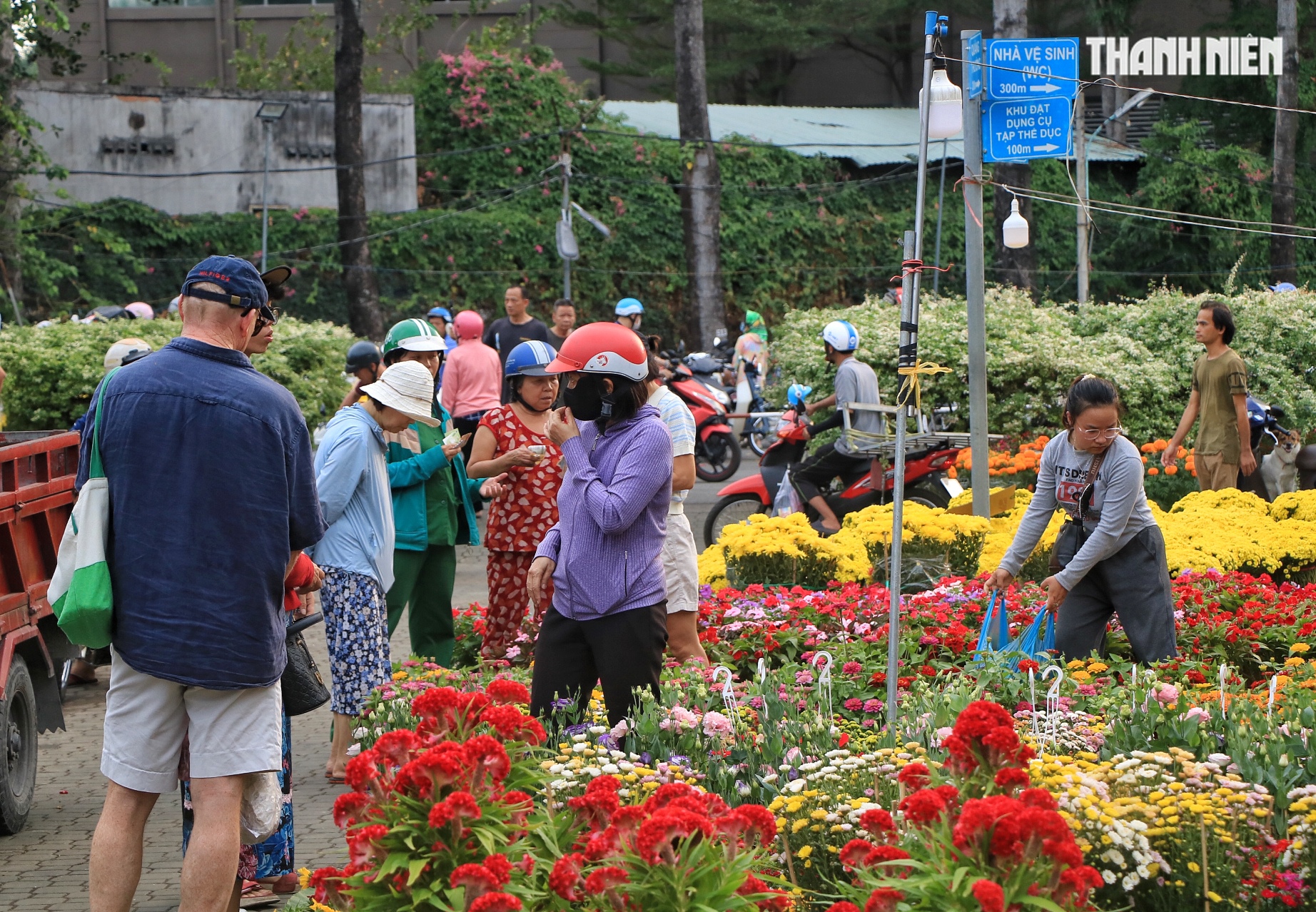 Chiều 27 tết, chợ hoa tết TP.HCM người b&aacute;n cười tươi: 'Sắp hết! Sắp về nh&agrave; rồi!' - Ảnh 2.