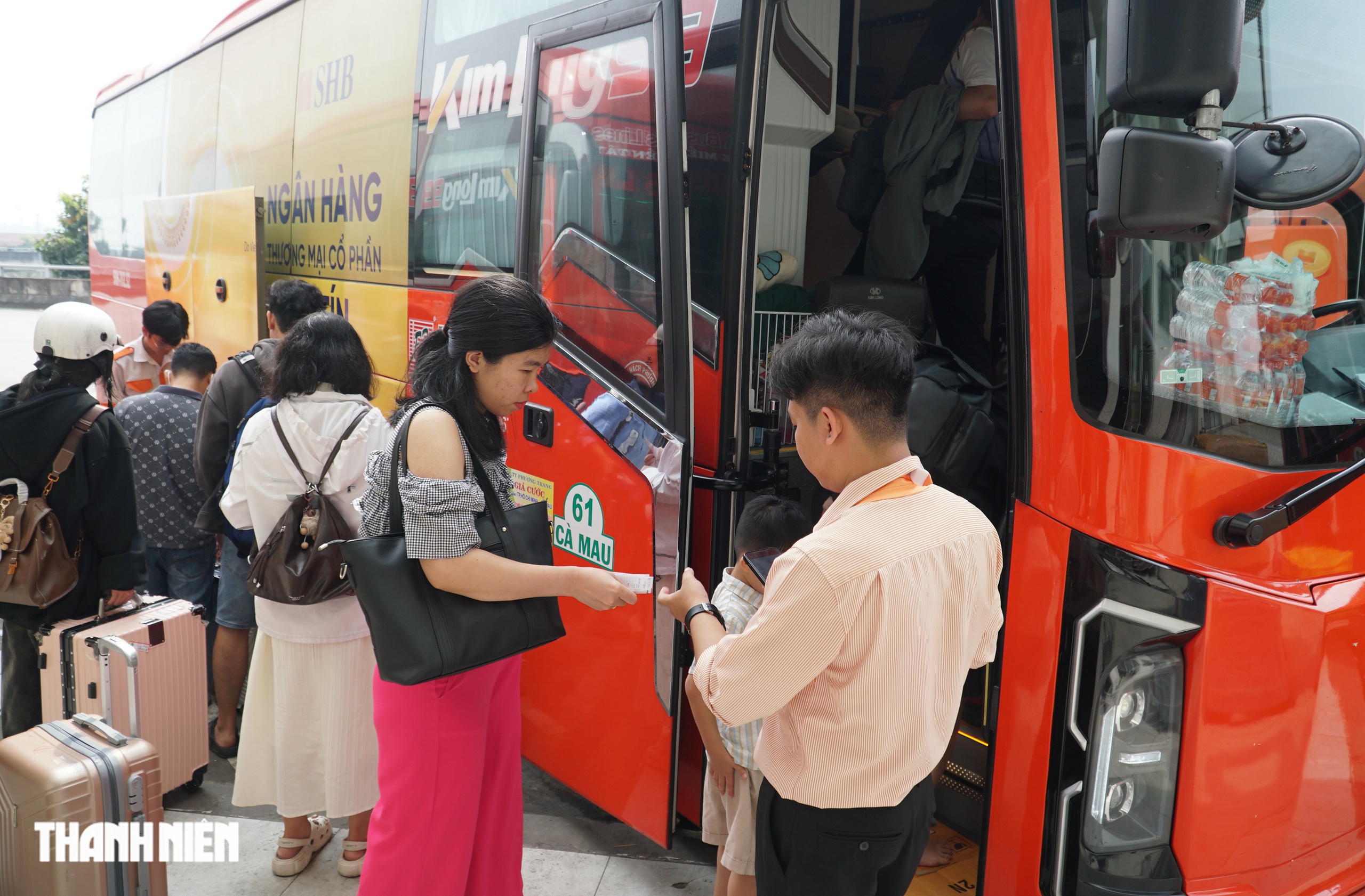 Sáng 27 tết, người dân tiếp tục đổ về bến xe Miền Đông mới để về quê - Ảnh 6.