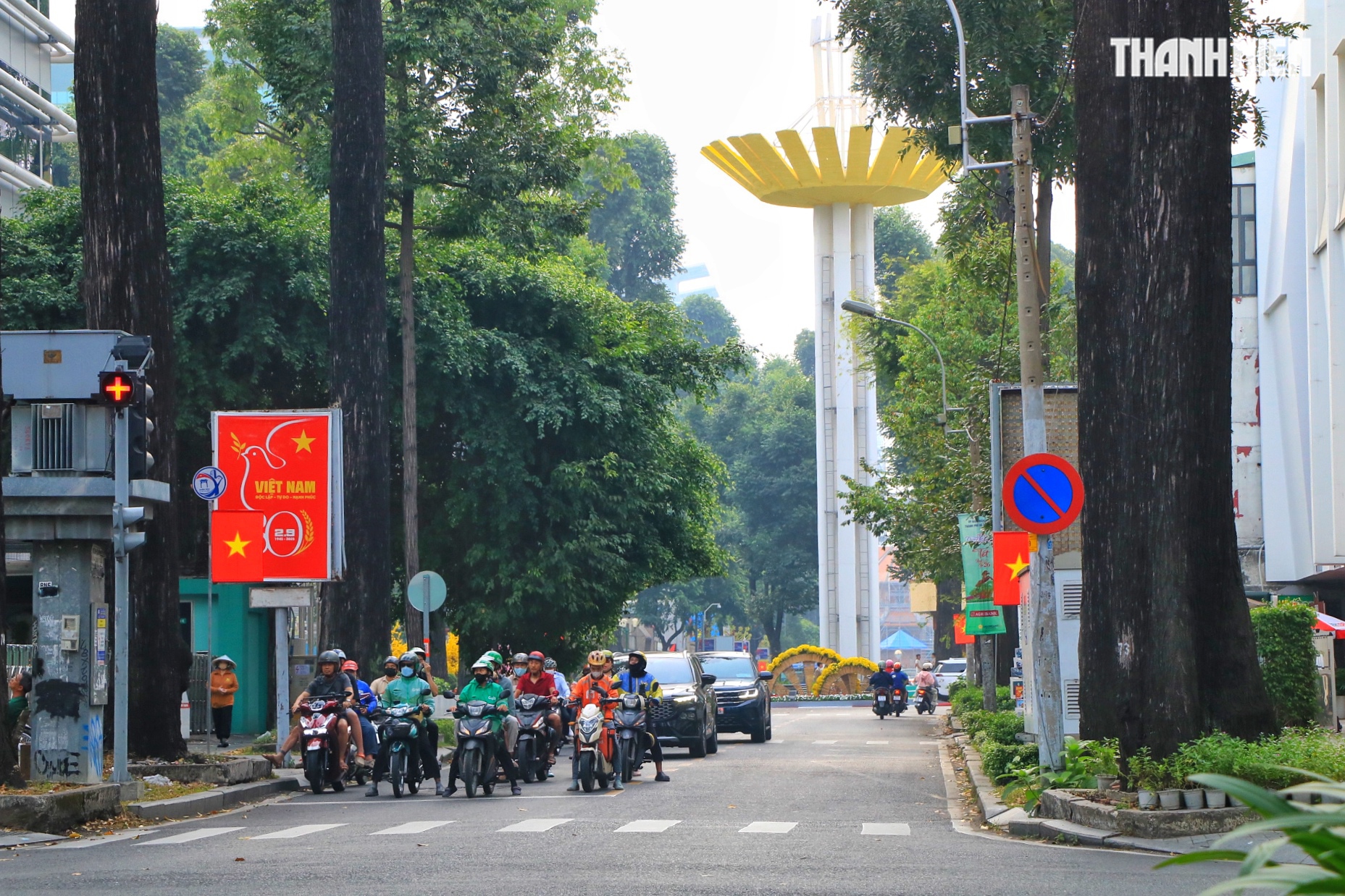 Ngày đầu nghỉ tết Bính Ngọ: Bất ngờ đường phố trung tâm TP.HCM sáng 27 tháng chạp - Ảnh 10.