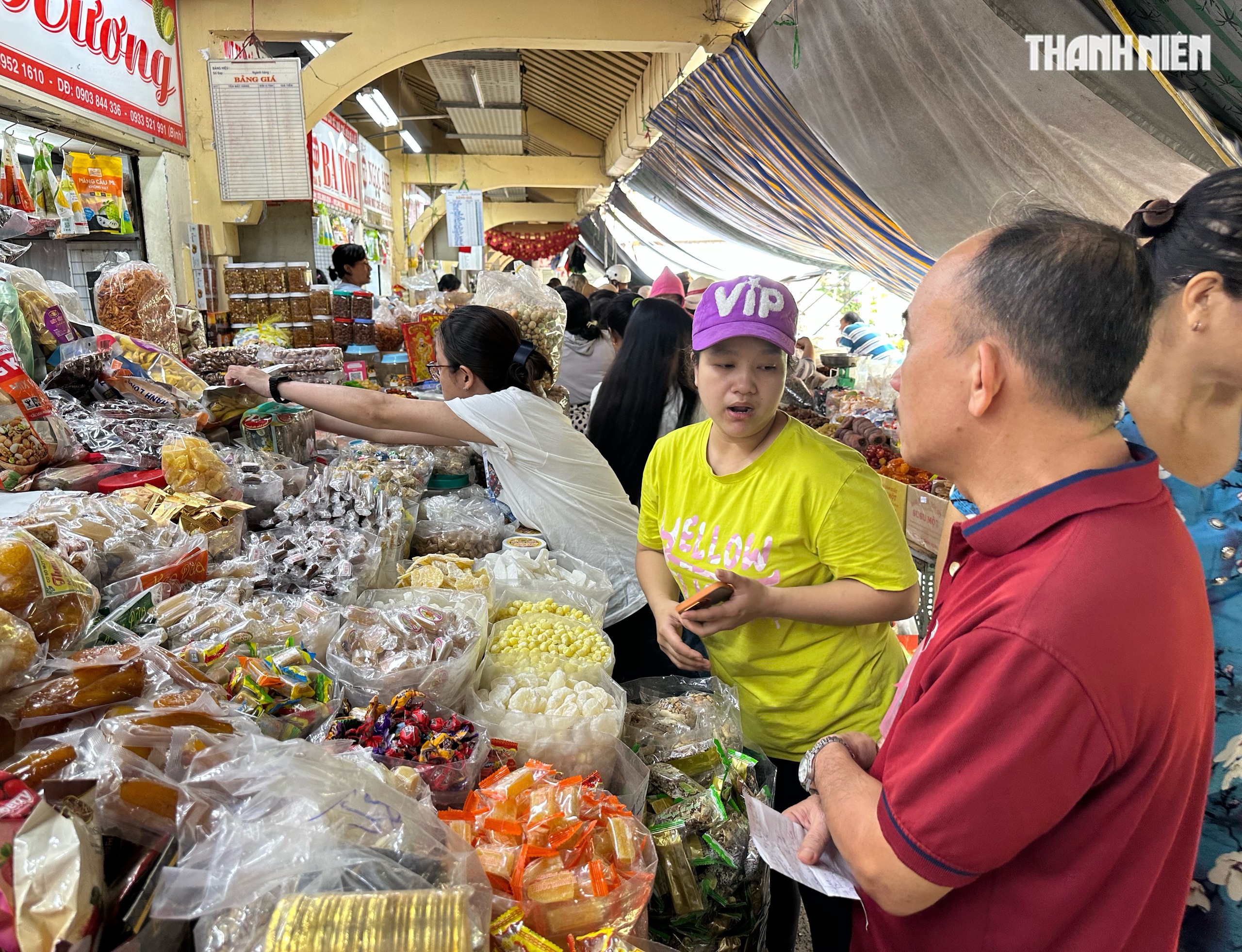 Trưa 27 tết, chuyện lạ chợ Bình Tây: Tiểu thương đóng sạp vì… 'không còn gì bán' - Ảnh 9.