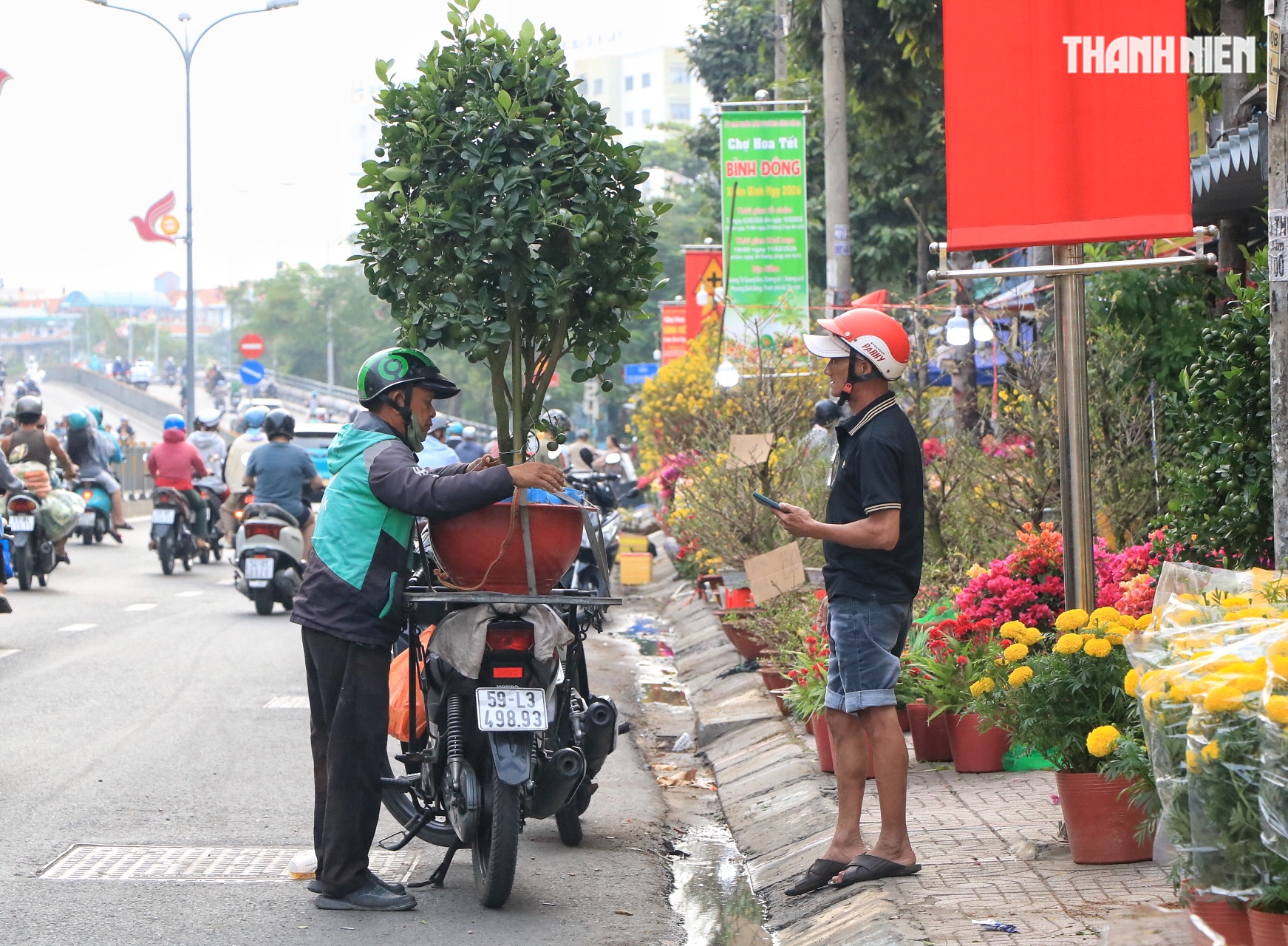 27 tết: Hoa c&uacute;c chất đống nằm la liệt ở TP.HCM, người b&aacute;n n&oacute;i c&acirc;u nghẹn l&ograve;ng  - Ảnh 7.
