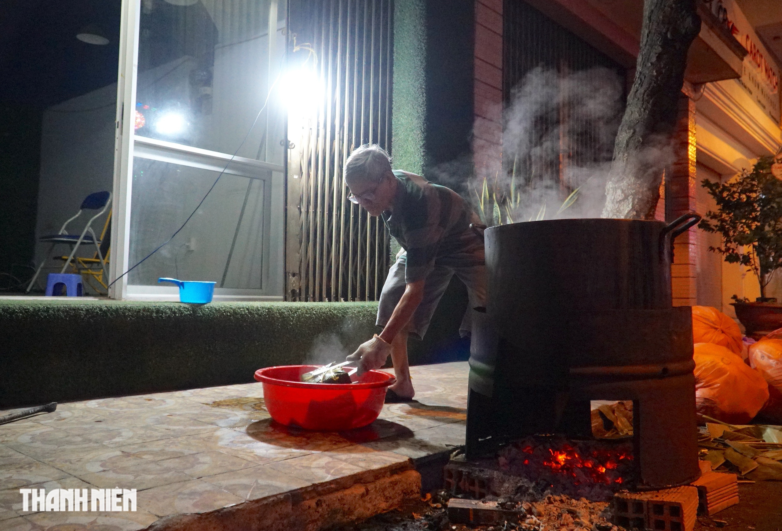 Hẻm S&agrave;i G&ograve;n đỏ lửa xuy&ecirc;n đ&ecirc;m: Người d&acirc;n thức trắng nấu b&aacute;nh t&eacute;t, b&aacute;nh chưng đ&oacute;n tết - Ảnh 6.