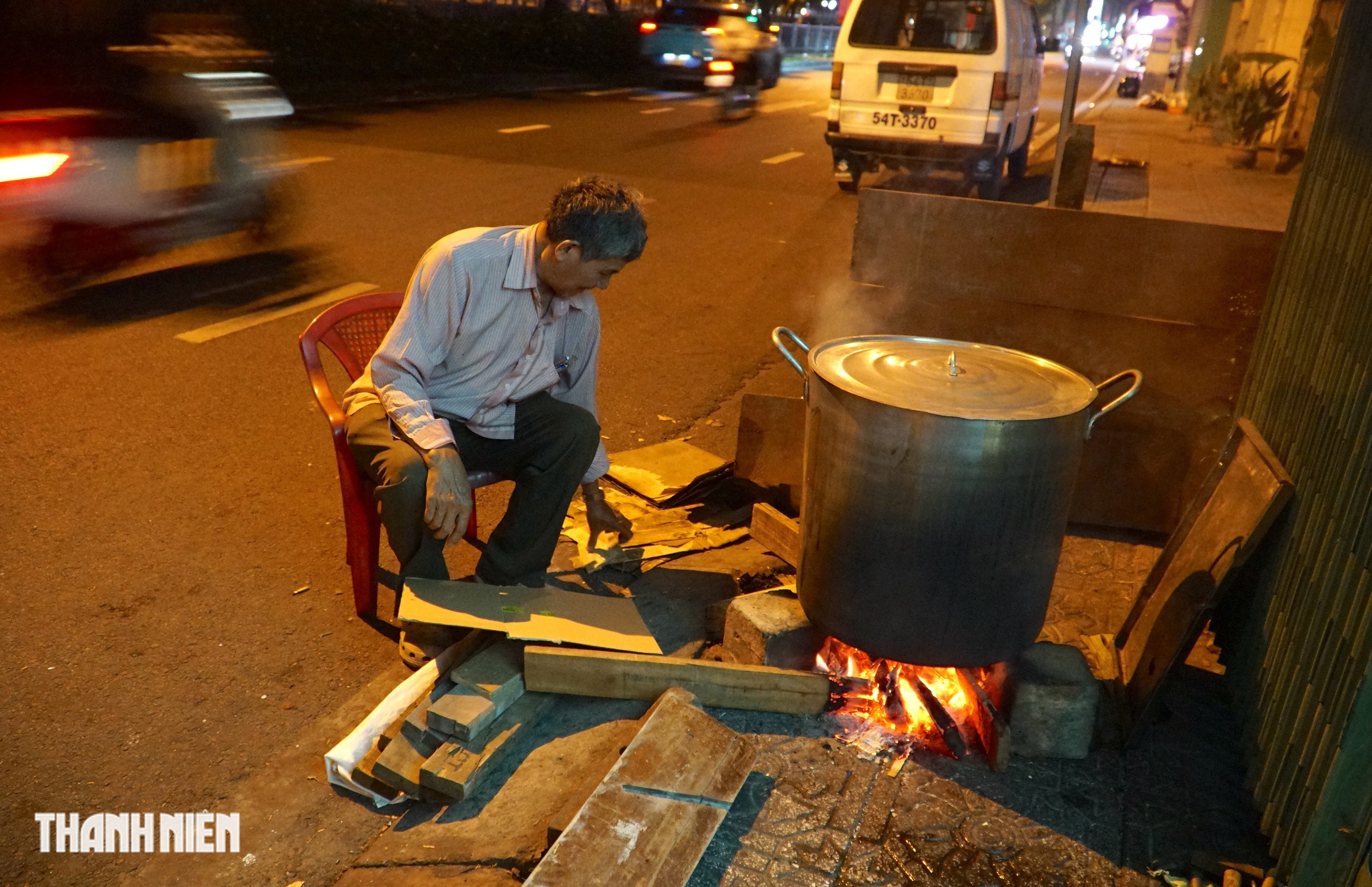 Hẻm S&agrave;i G&ograve;n đỏ lửa xuy&ecirc;n đ&ecirc;m: Người d&acirc;n thức trắng nấu b&aacute;nh t&eacute;t, b&aacute;nh chưng đ&oacute;n tết - Ảnh 3.
