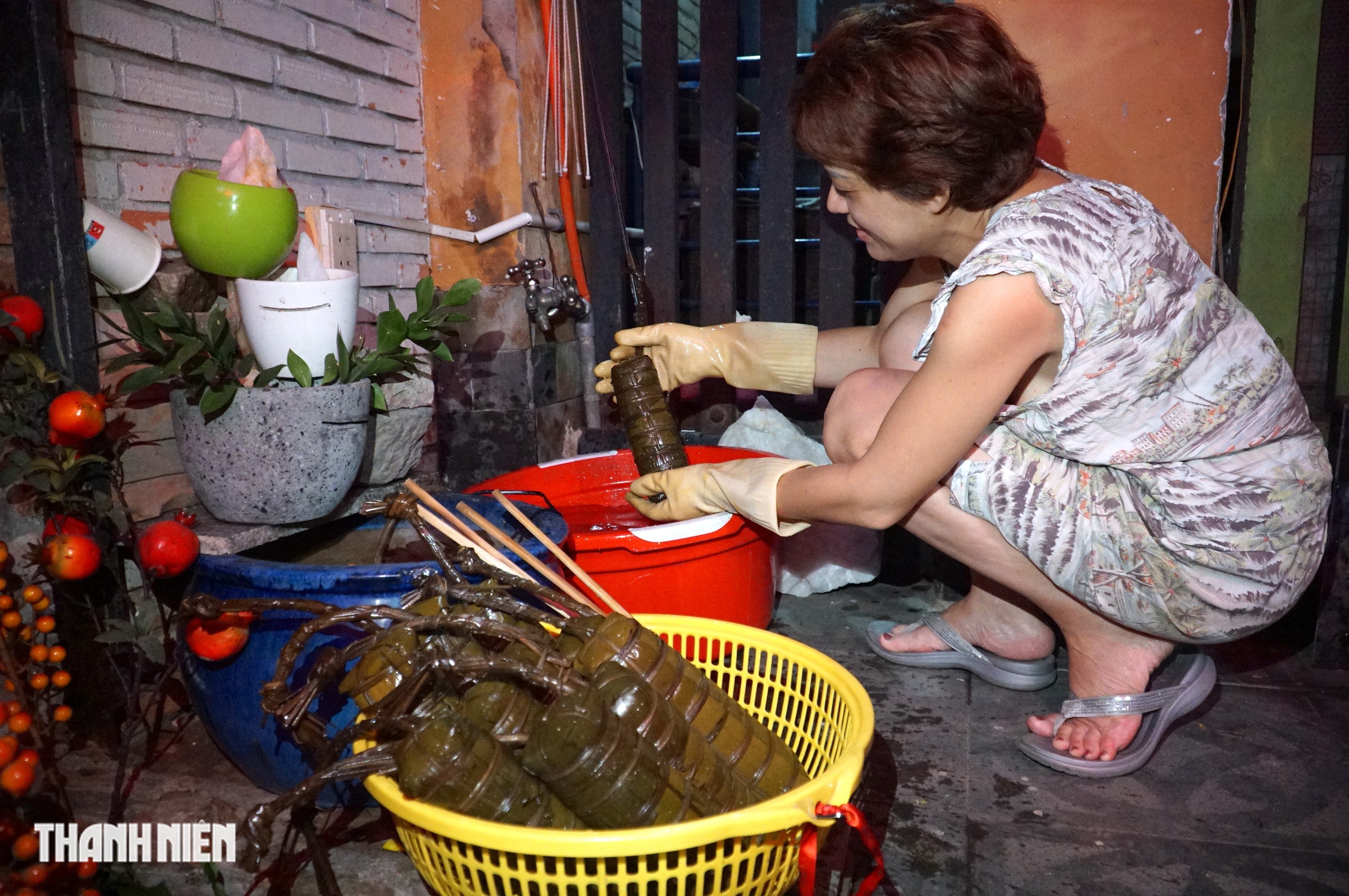 Hẻm S&agrave;i G&ograve;n đỏ lửa xuy&ecirc;n đ&ecirc;m: Người d&acirc;n thức trắng nấu b&aacute;nh t&eacute;t, b&aacute;nh chưng đ&oacute;n tết - Ảnh 5.