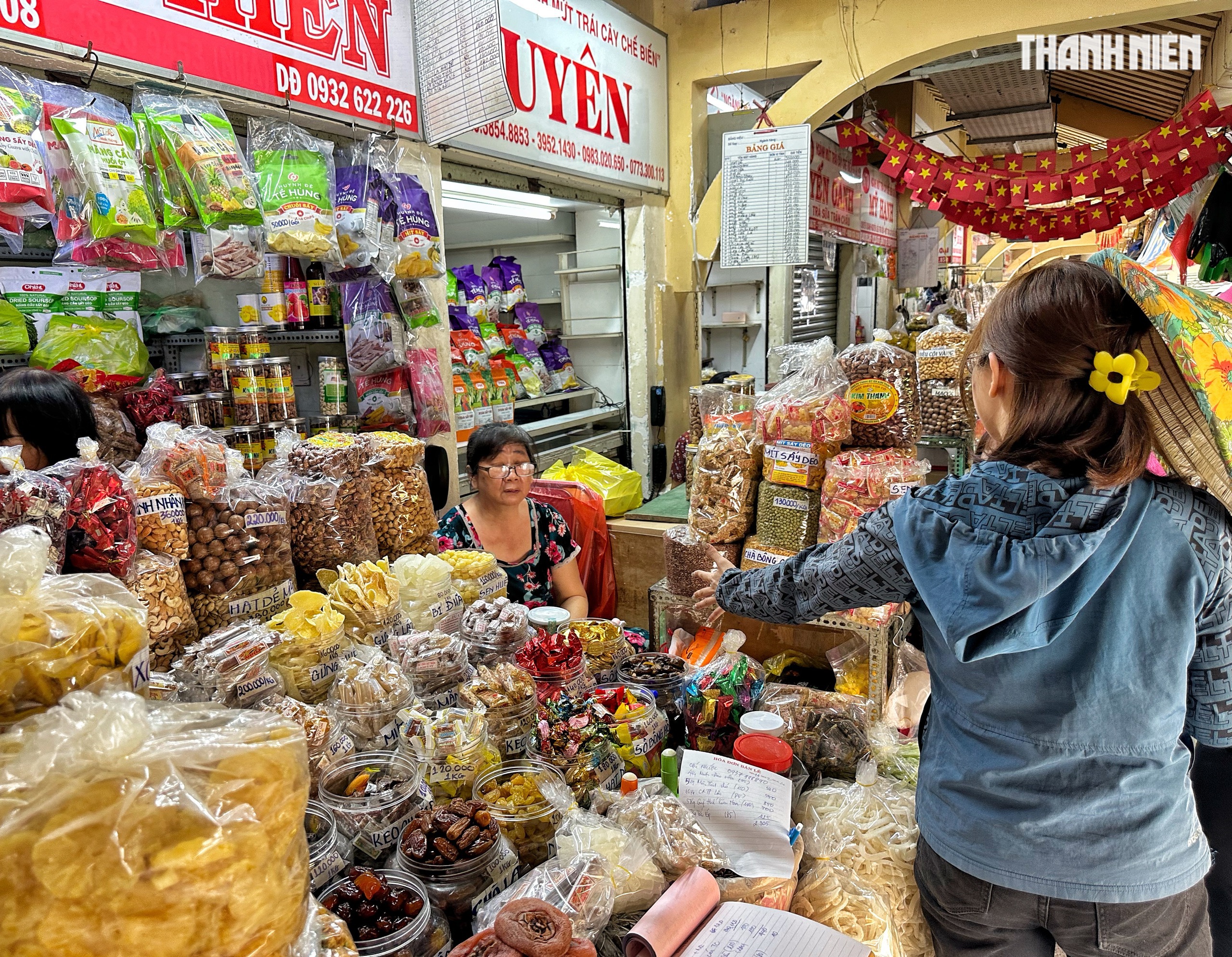 Trưa 27 tết, chuyện lạ chợ Bình Tây: Tiểu thương đóng sạp vì… 'không còn gì bán' - Ảnh 6.