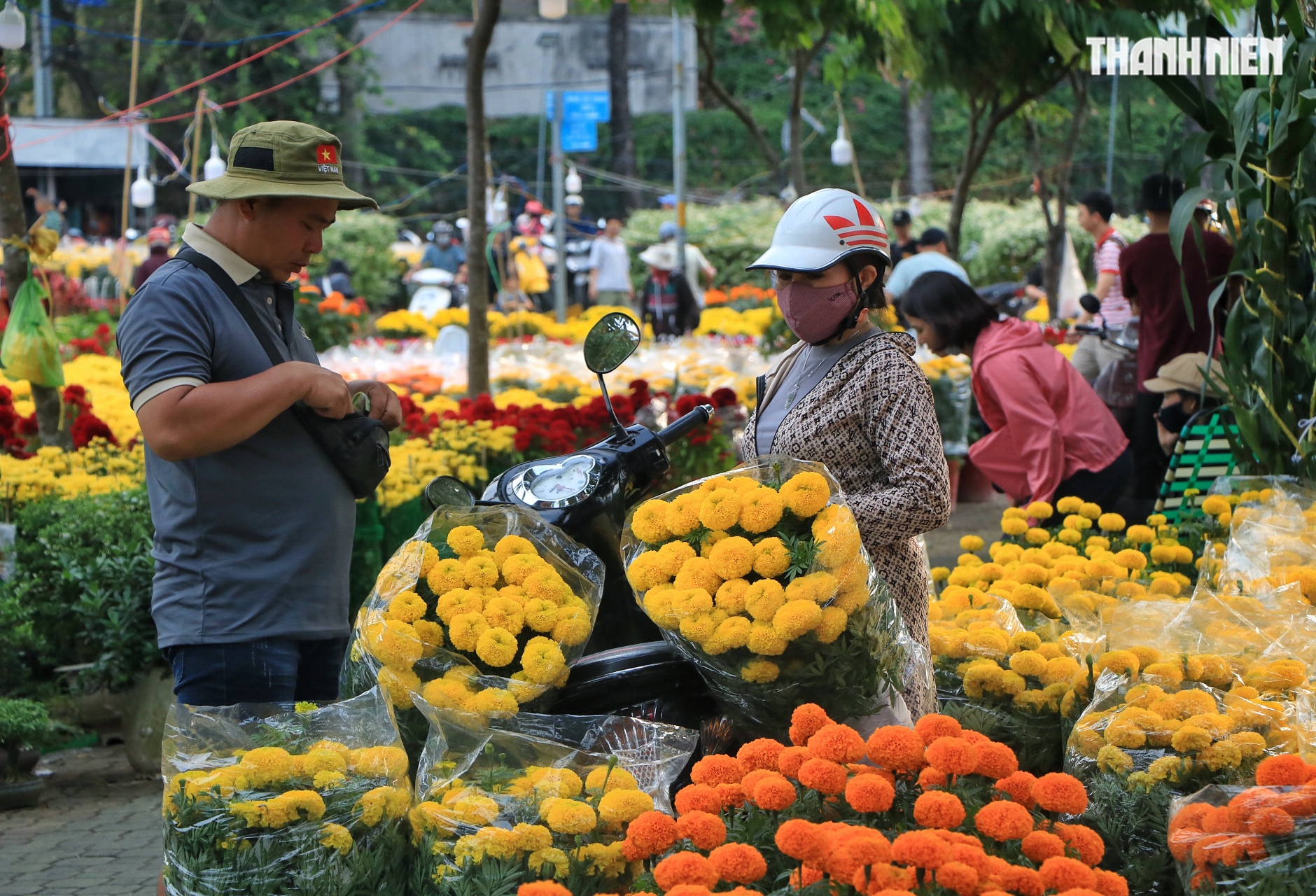 Chiều 27 tết, chợ hoa tết TP.HCM người b&aacute;n cười tươi: 'Sắp hết! Sắp về nh&agrave; rồi!' - Ảnh 3.