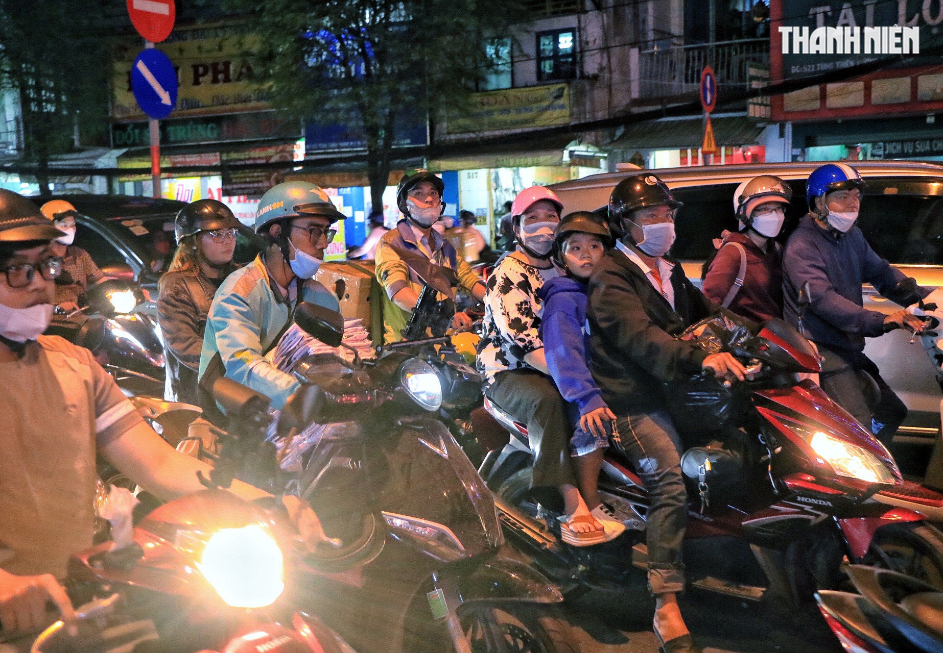 Tối 27 tết: Nhiều tuyến đường TP.HCM ngày thường thông thoáng, nay ùn ùn xe - Ảnh 4.