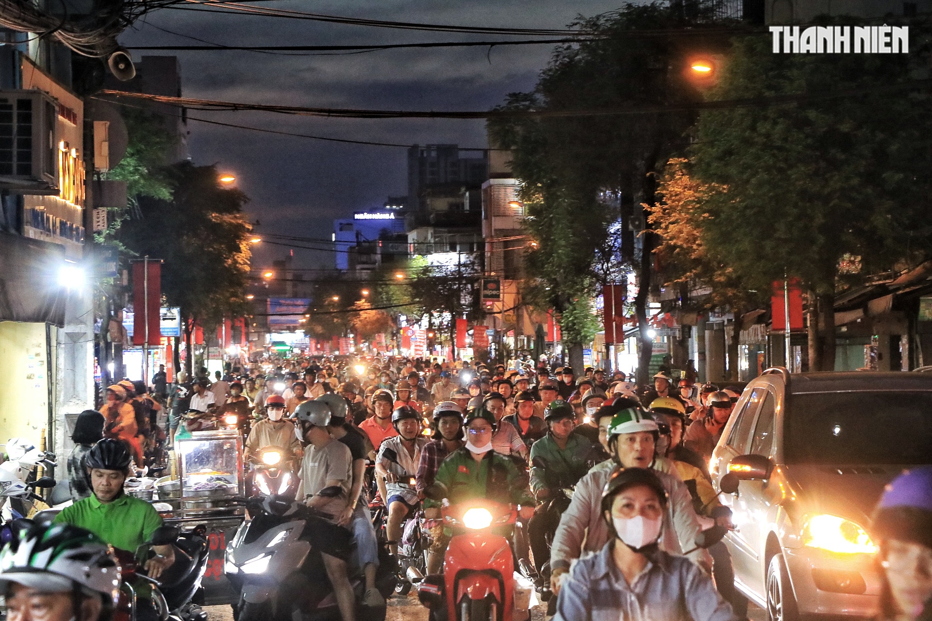 Tối 27 tết: Nhiều tuyến đường TP.HCM ngày thường thông thoáng, nay ùn ùn xe - Ảnh 1.