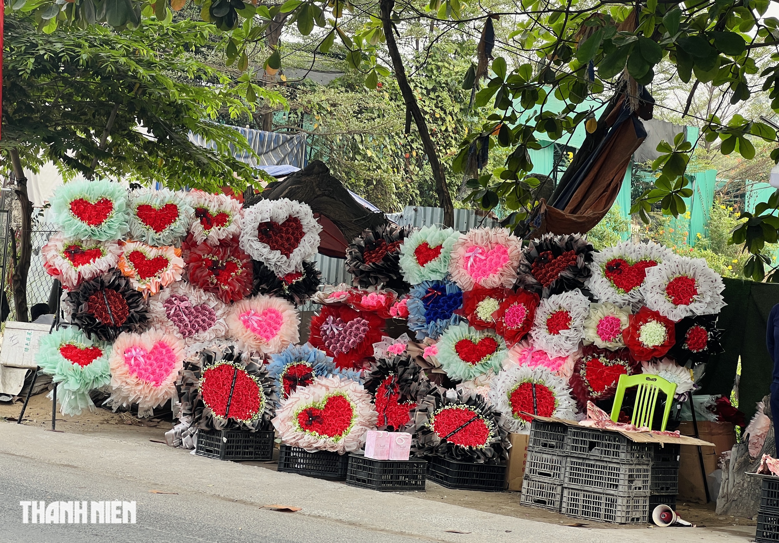 Ngày lễ tình nhân 2026: Bán hoa chờ khách trong dịp tết - Ảnh 4. Ngày lễ tình nhân 2026: Bán hoa chờ khách trong dịp tết - Ảnh 4.