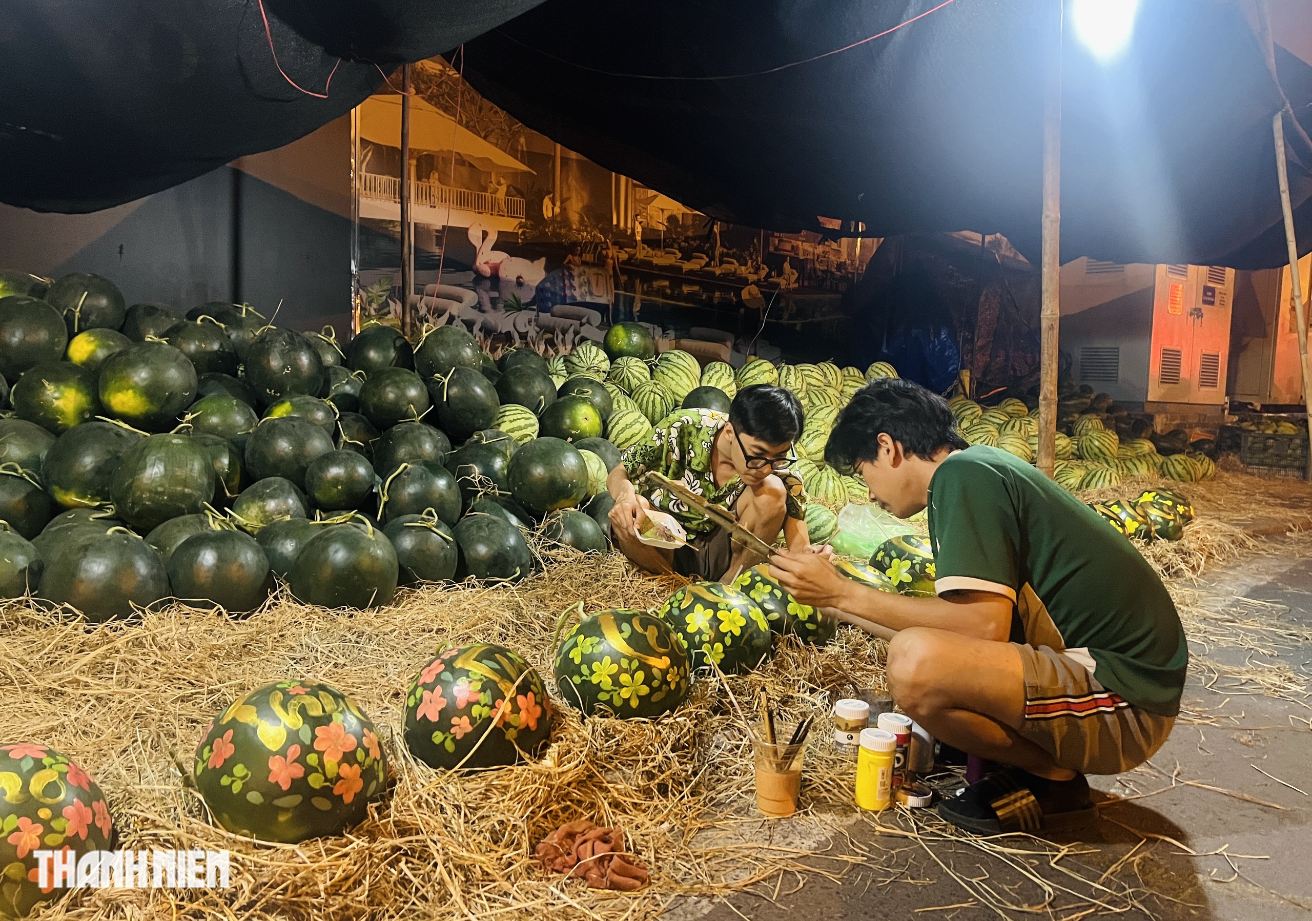 Kiếm tiền ti&ecirc;u tết b&ecirc;n vựa dưa hấu: Họa sĩ trẻ tiết lộ thu nhập - Ảnh 2.