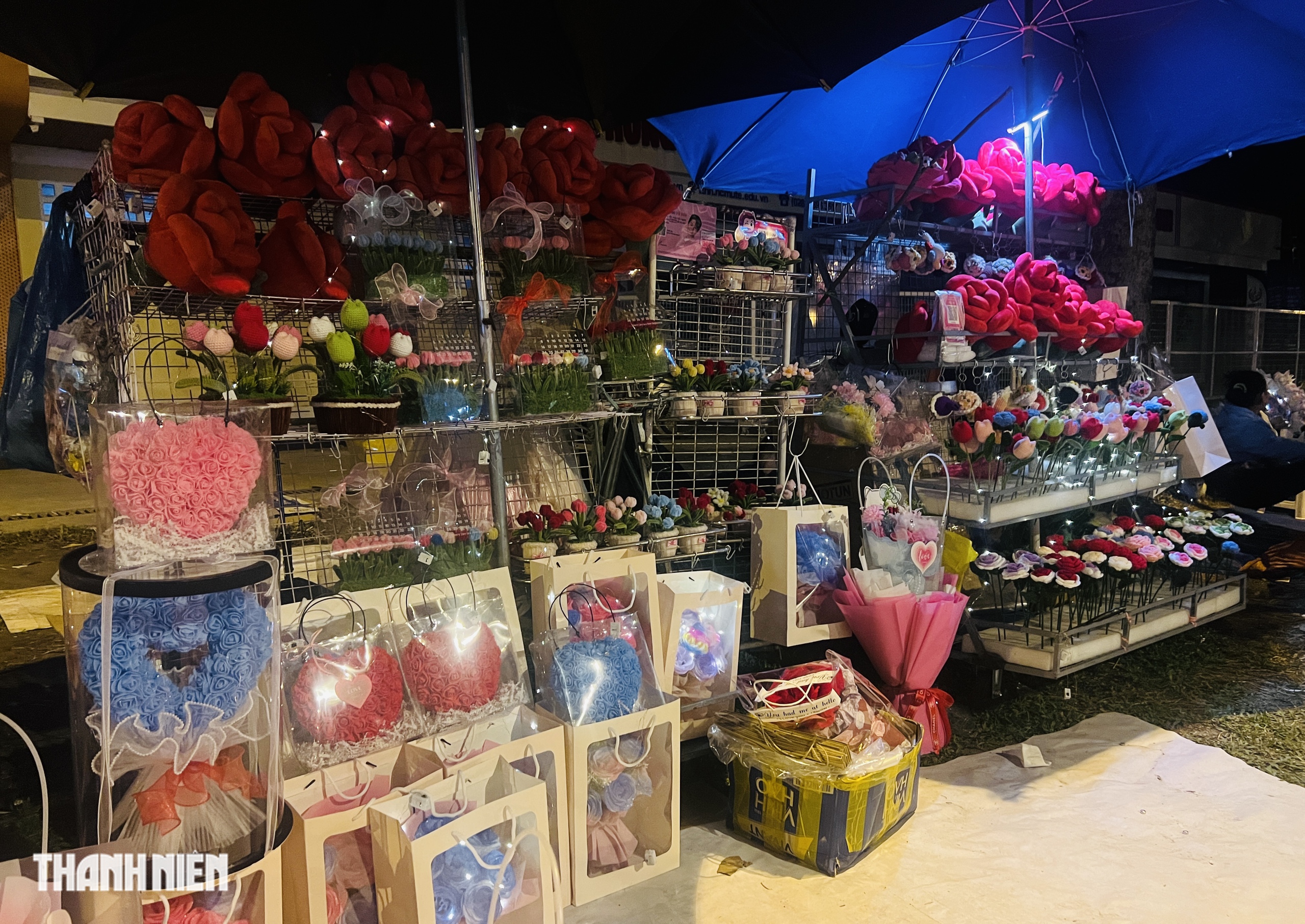 Ngày lễ tình nhân 2026: Bán hoa chờ khách trong dịp tết - Ảnh 3. Ngày lễ tình nhân 2026: Bán hoa chờ khách trong dịp tết - Ảnh 3.